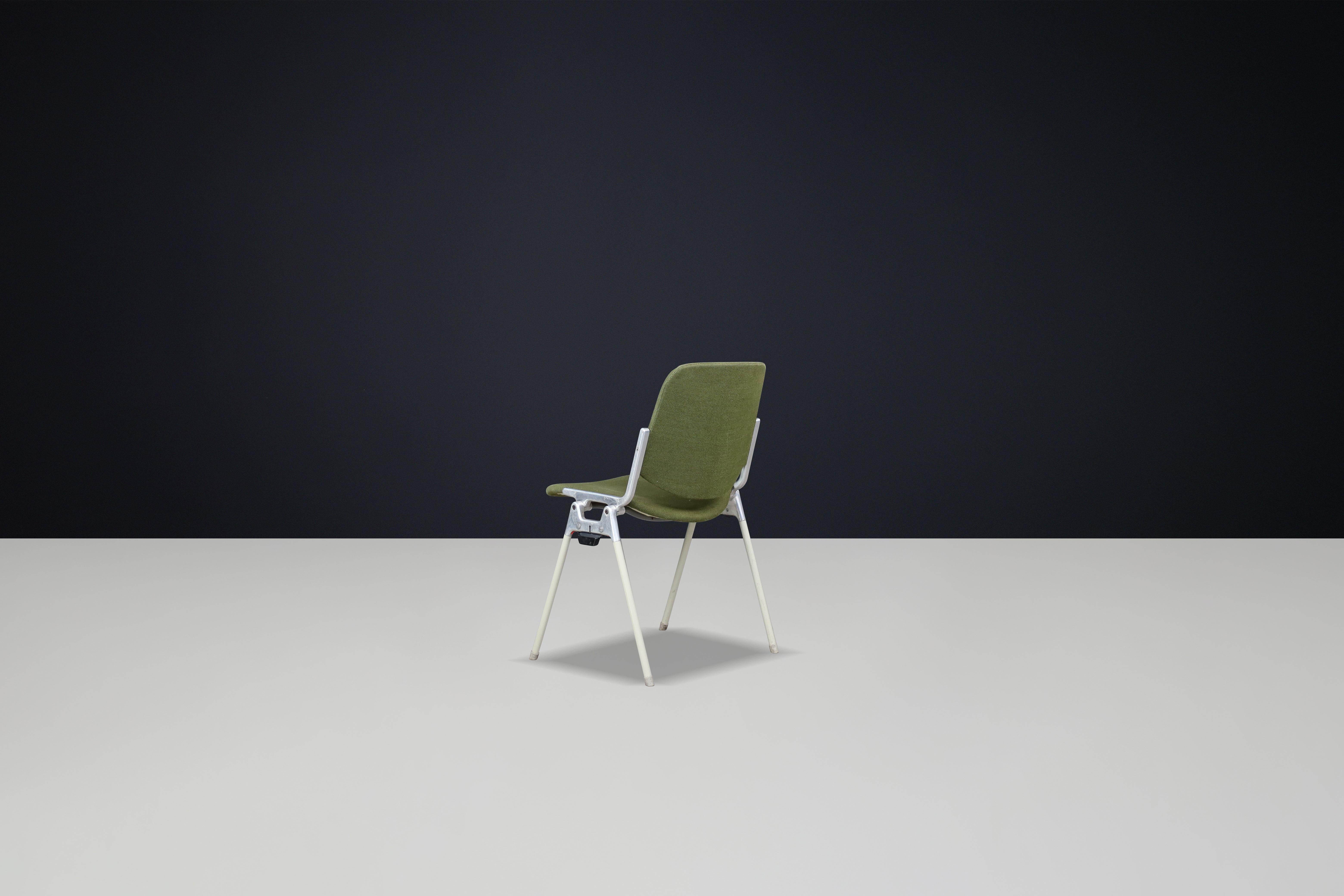 Chaises modernes du milieu du siècle Giancarlo Piretti pour Castelli en tissu vert forêt en vente 3