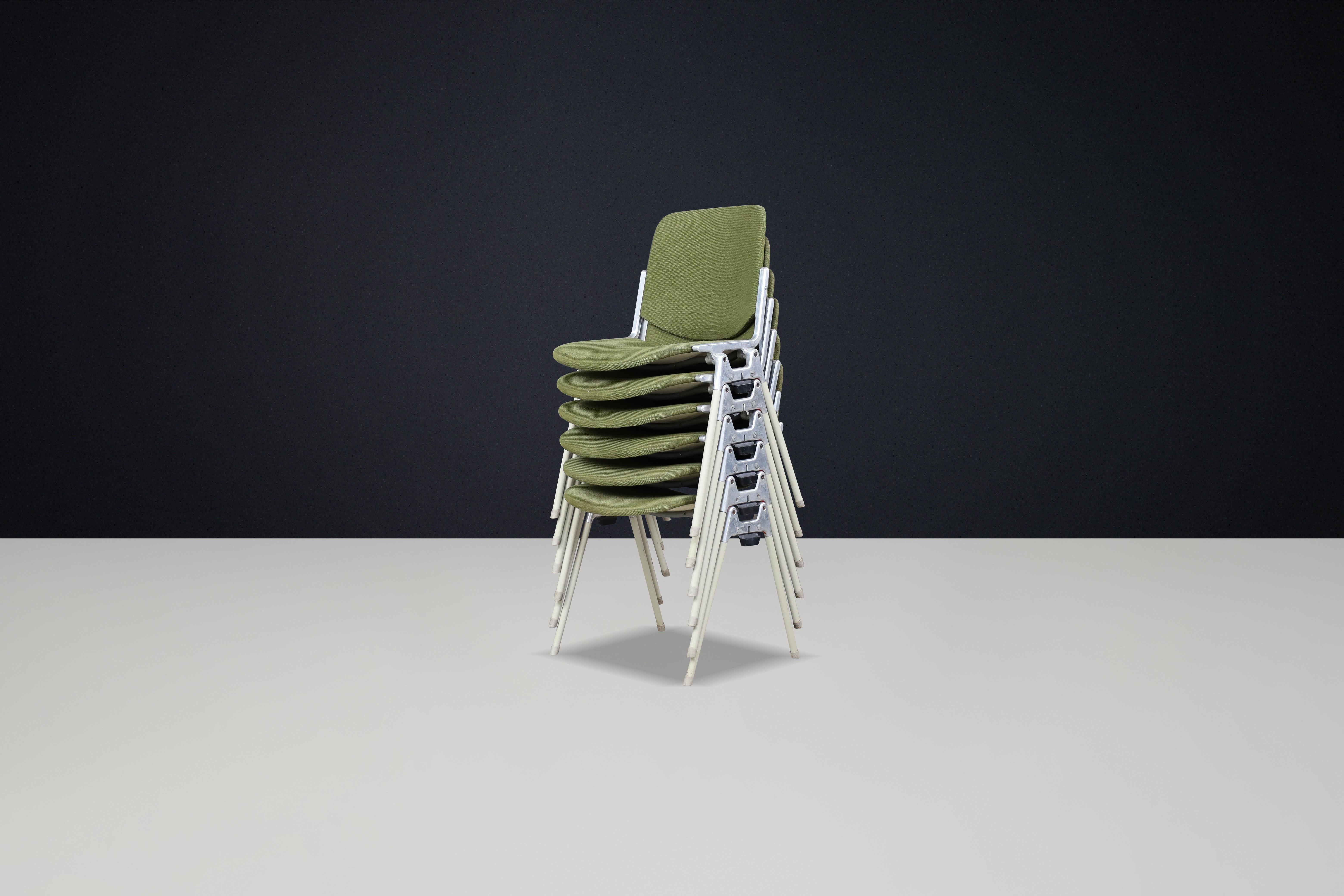 Chaises modernes du milieu du siècle de Giancarlo Piretti pour Castelli en tissu vert forêt, Italie, années 1960

Exemple frappant du design moderniste italien, cette chaise du milieu du siècle créée par Giancarlo Piretti pour Castelli incarne