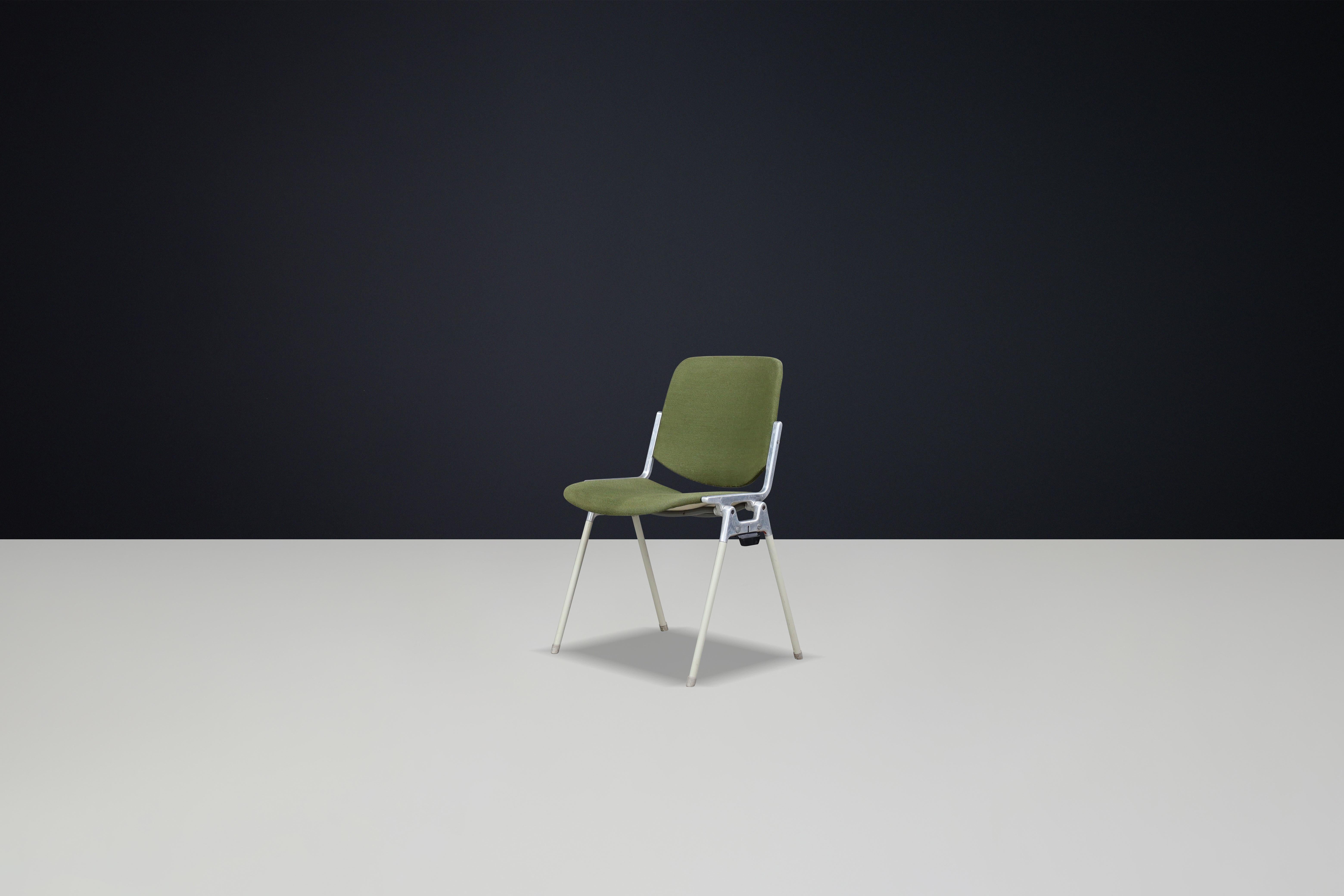 italien Chaises modernes du milieu du siècle Giancarlo Piretti pour Castelli en tissu vert forêt en vente
