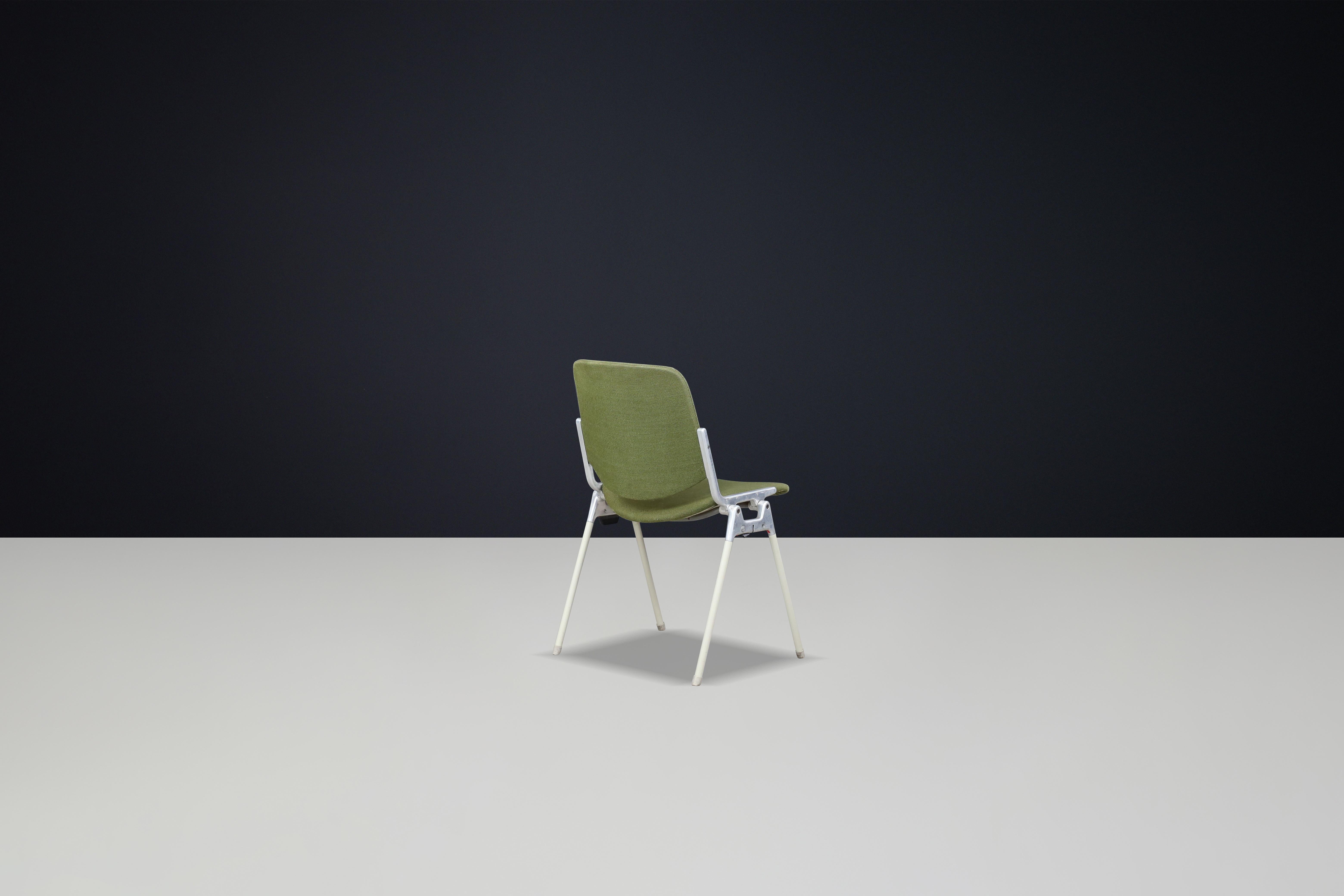 Chaises modernes du milieu du siècle Giancarlo Piretti pour Castelli en tissu vert forêt Bon état - En vente à Almelo, NL