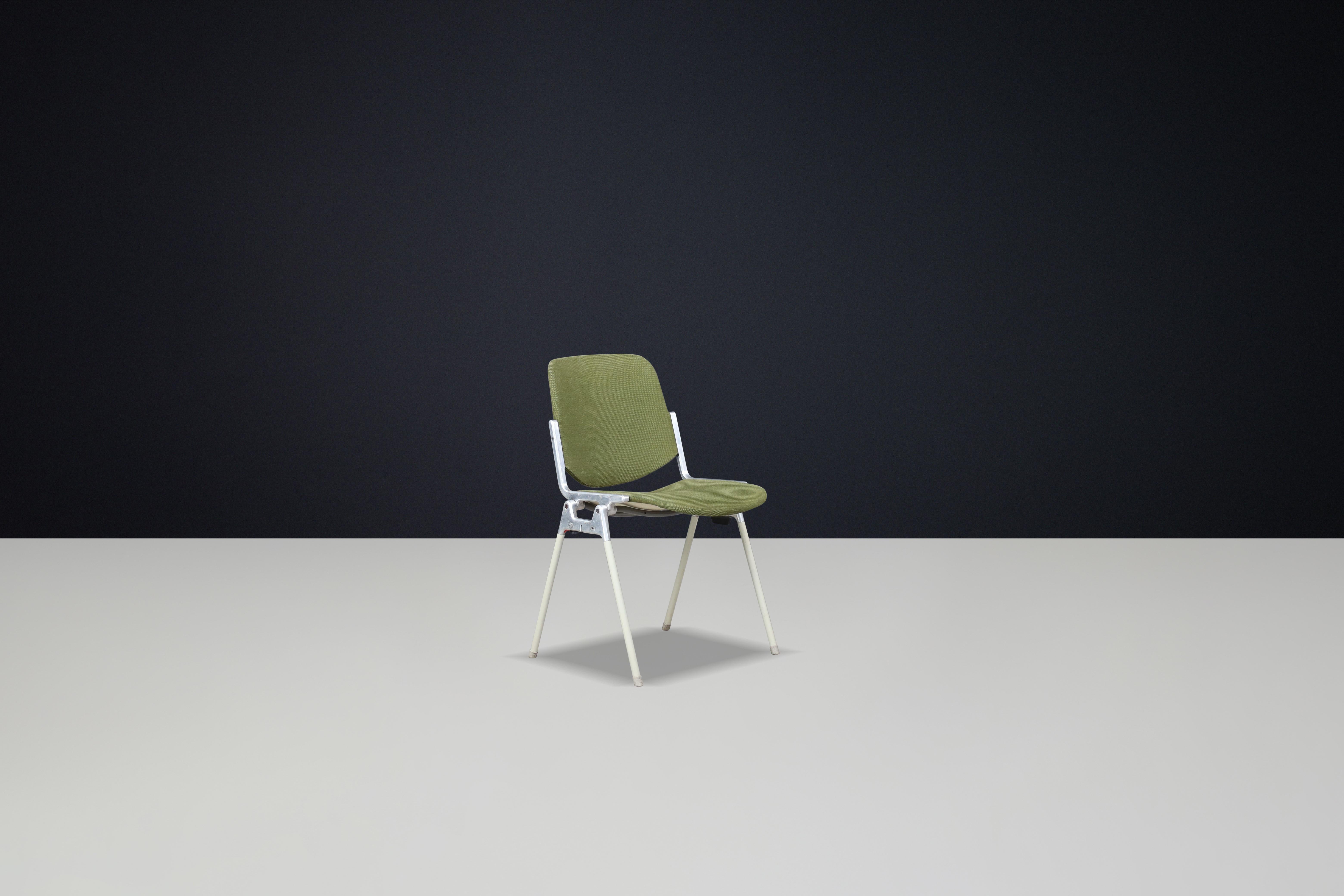 20ième siècle Chaises modernes du milieu du siècle Giancarlo Piretti pour Castelli en tissu vert forêt en vente