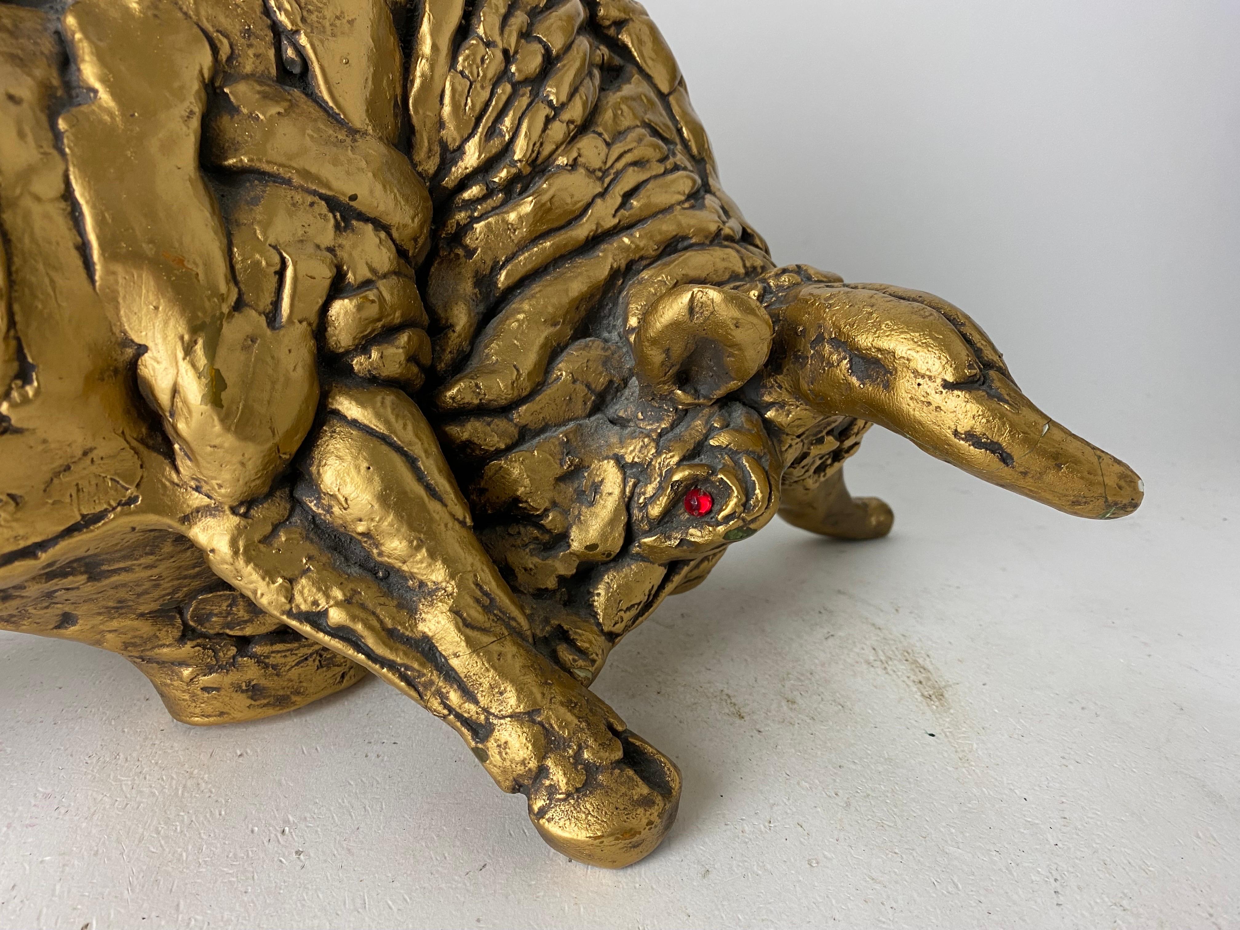 Hollywood Regency Sculpture de taureau en céramique dorée mi-siècle moderne en vente