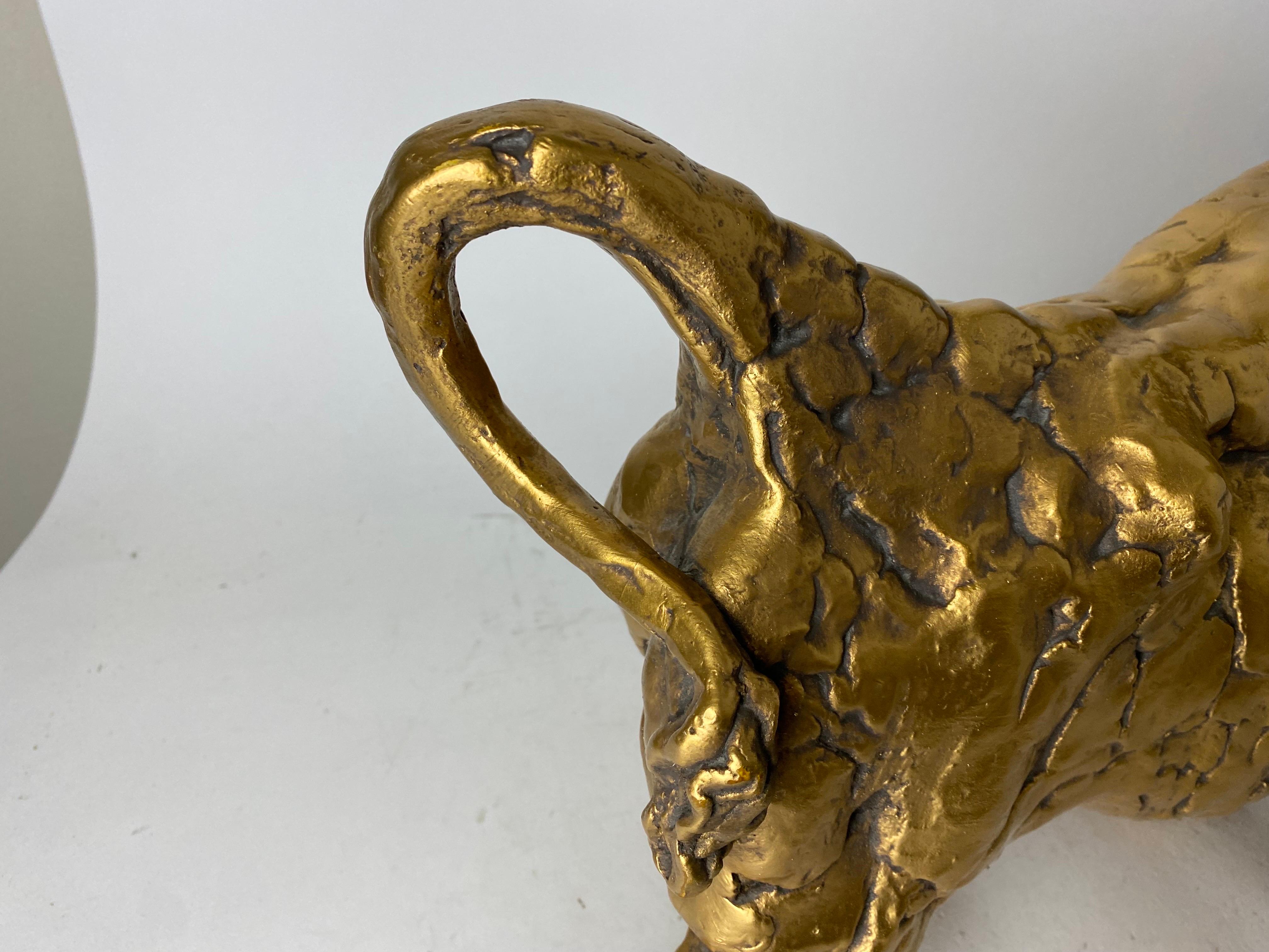 Céramique Sculpture de taureau en céramique dorée mi-siècle moderne en vente
