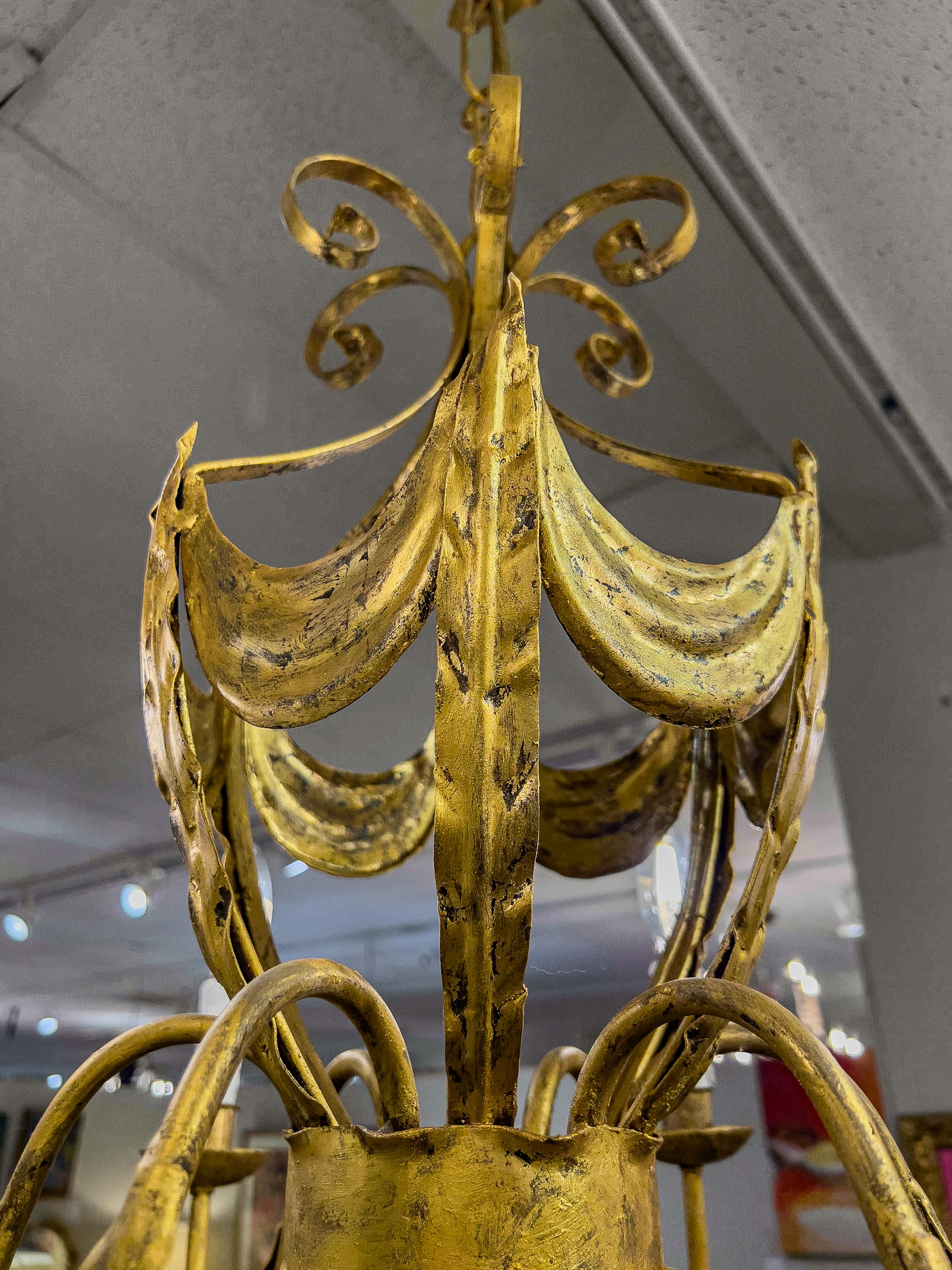 Lustre en tôle dorée italienne moderne du milieu du siècle dernier Bon état - En vente à Houston, TX