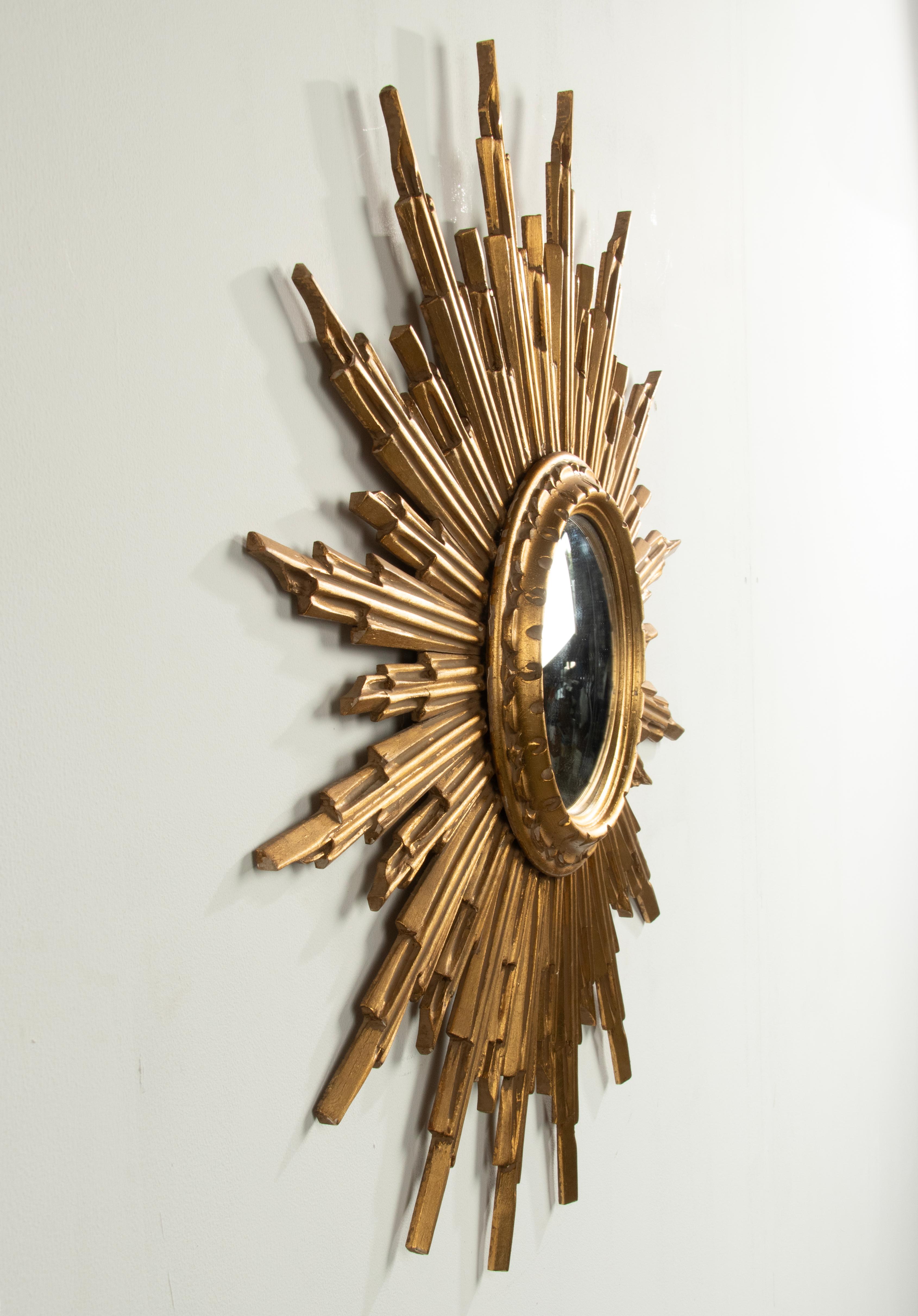 The Moderns Modern Gilded Wooden Carved Convex Sunburst Mirror (miroir ensoleillé convexe en bois doré)  en vente 3