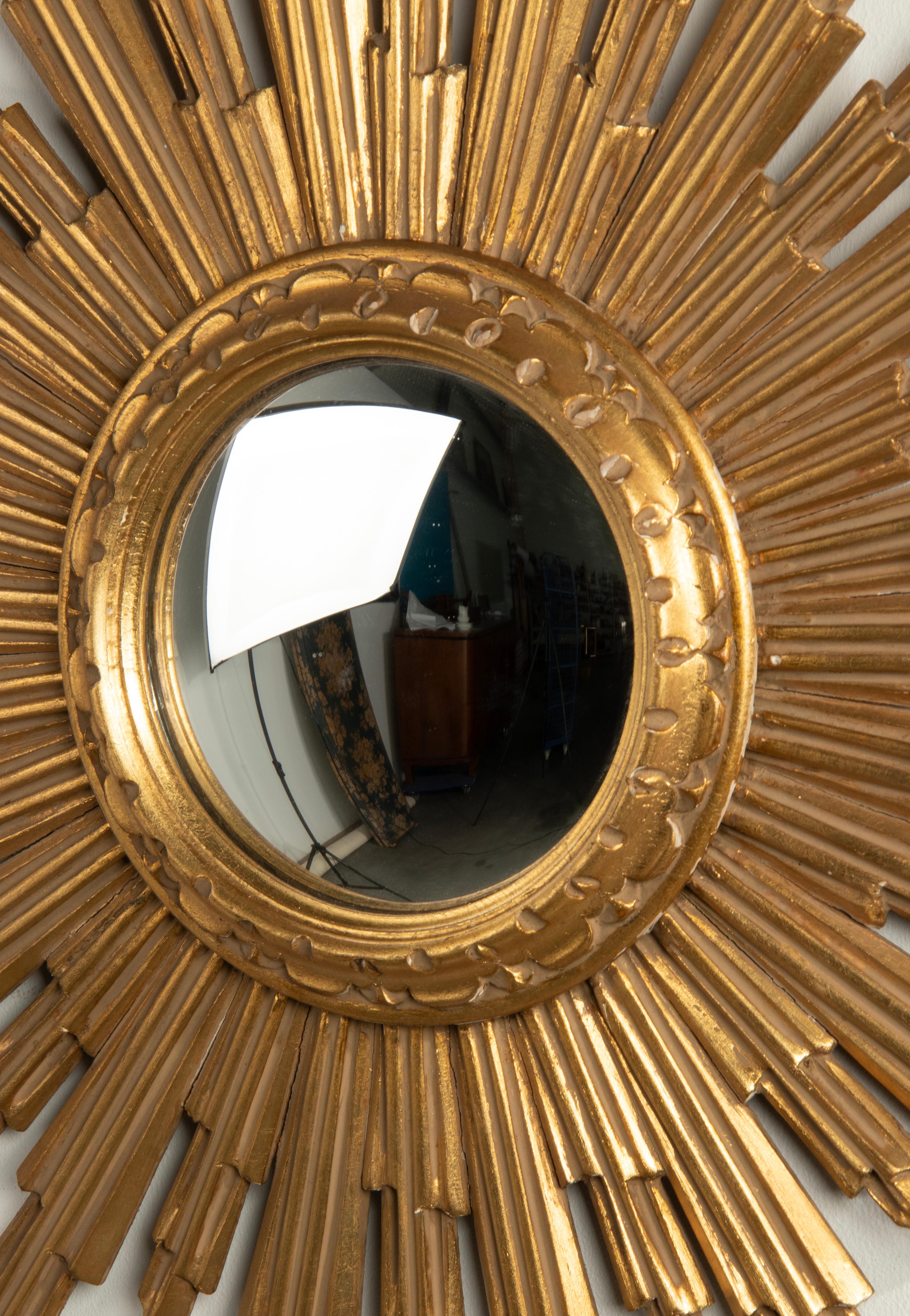 Sculpté à la main The Moderns Modern Gilded Wooden Carved Convex Sunburst Mirror (miroir ensoleillé convexe en bois doré)  en vente