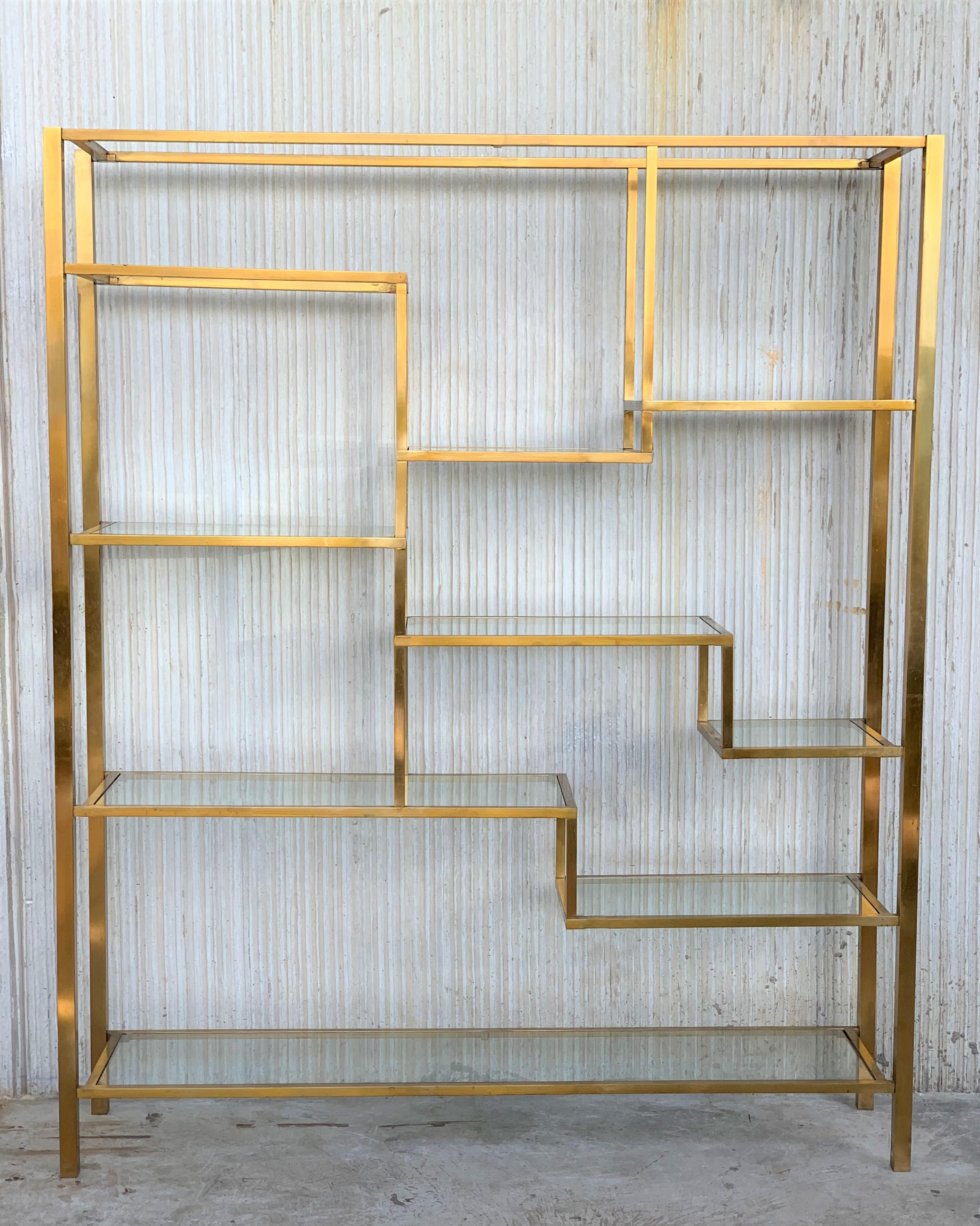 Very nice gold shelf o Bookcase from France. Very elegant and decorative. Typical for the Hollywood Regency era.

Typical patina on gilded shelves from the 1970s.