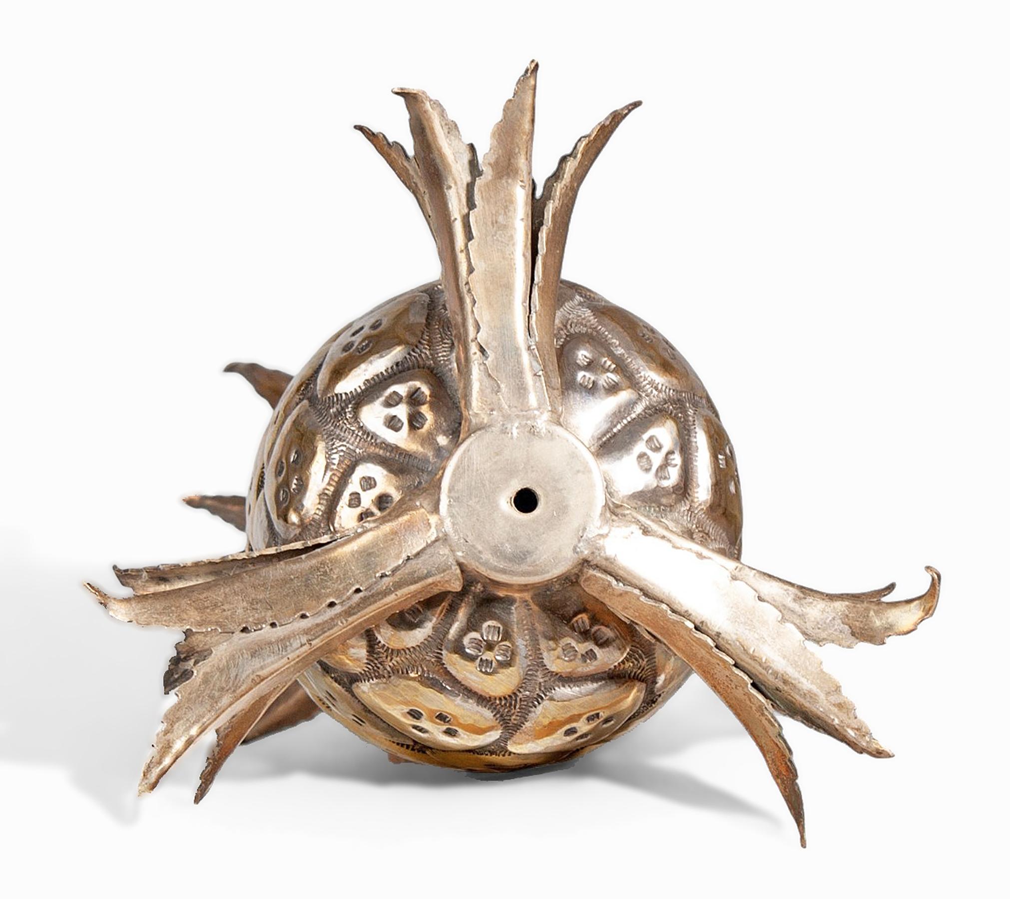 Mid-20th century Modern gilt brass decorative pineapple sculpture/newel post, Italy

By: unknown
Material: metal, copper, zinc
Technique: cast, molded, polished, gilt, metalwork
Dimensions: 6 in x 6 in x 9 in
Date: mid-20th century
Style: