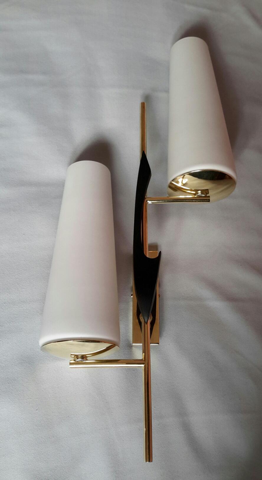 Moderne Doppelwandleuchten aus vergoldetem Messing aus der Jahrhundertmitte:: Maison Lunel:: Frankreich:: 1950 (Vergoldet) im Angebot