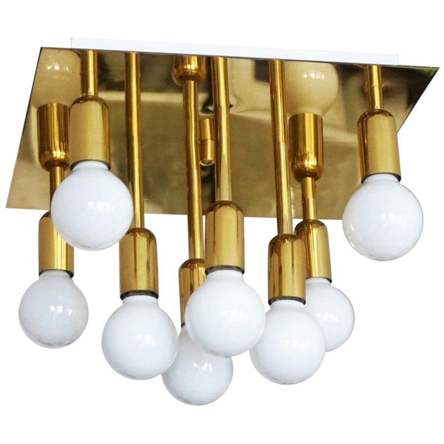 Mid-Century Modern gilt brass eight-light flush mount by Sölken Leuchten, Germany, 1960-1969.
This elegant ceiling lamp is in very good condition, it has been hand polished and rewired.
Measures: Width / depth 12