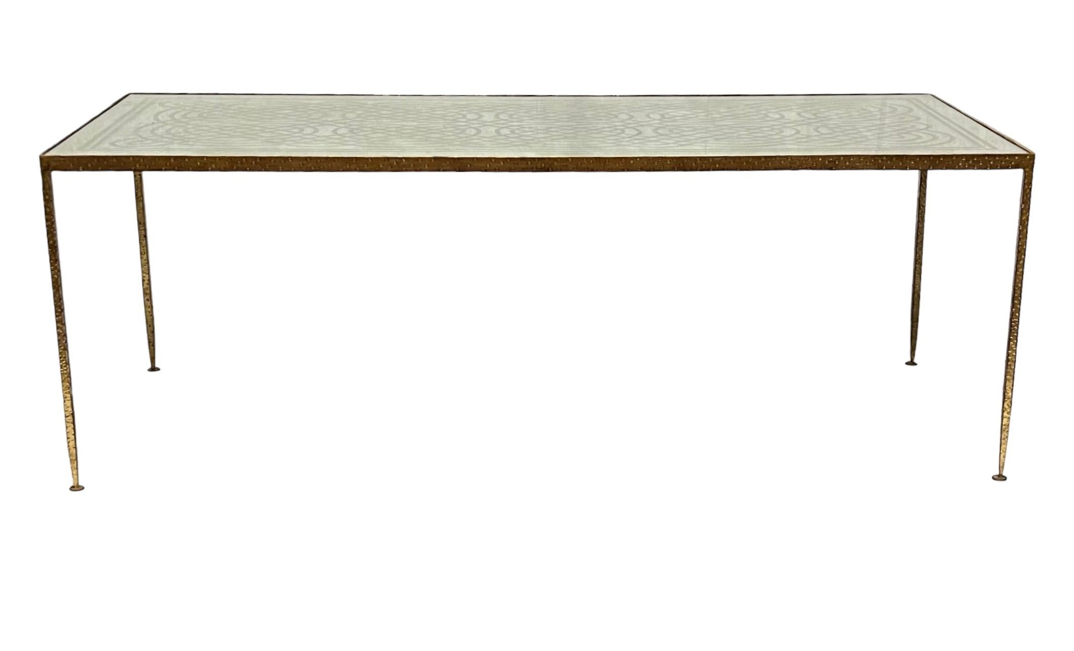 Moderner Couchtisch aus vergoldeter Bronze mit gravierter Glasplatte aus der Mitte des Jahrhunderts im Angebot 9