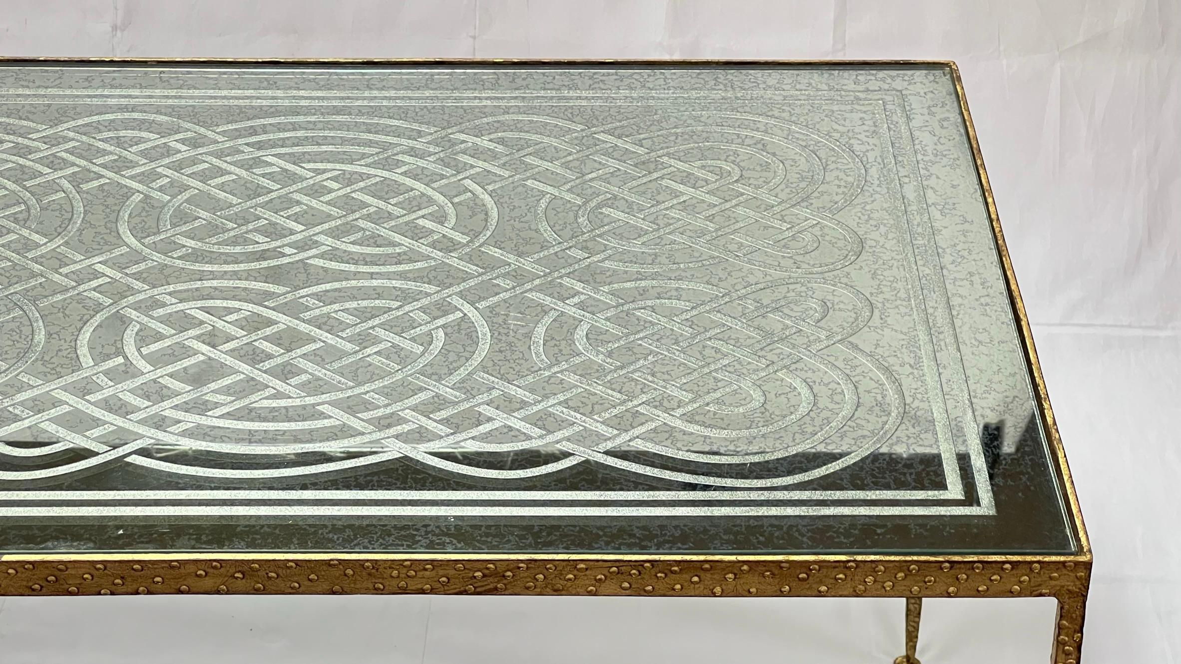 Mid-Century moderno Tavolino da caffè moderno di metà secolo in bronzo dorato con piano in vetro inciso in vendita