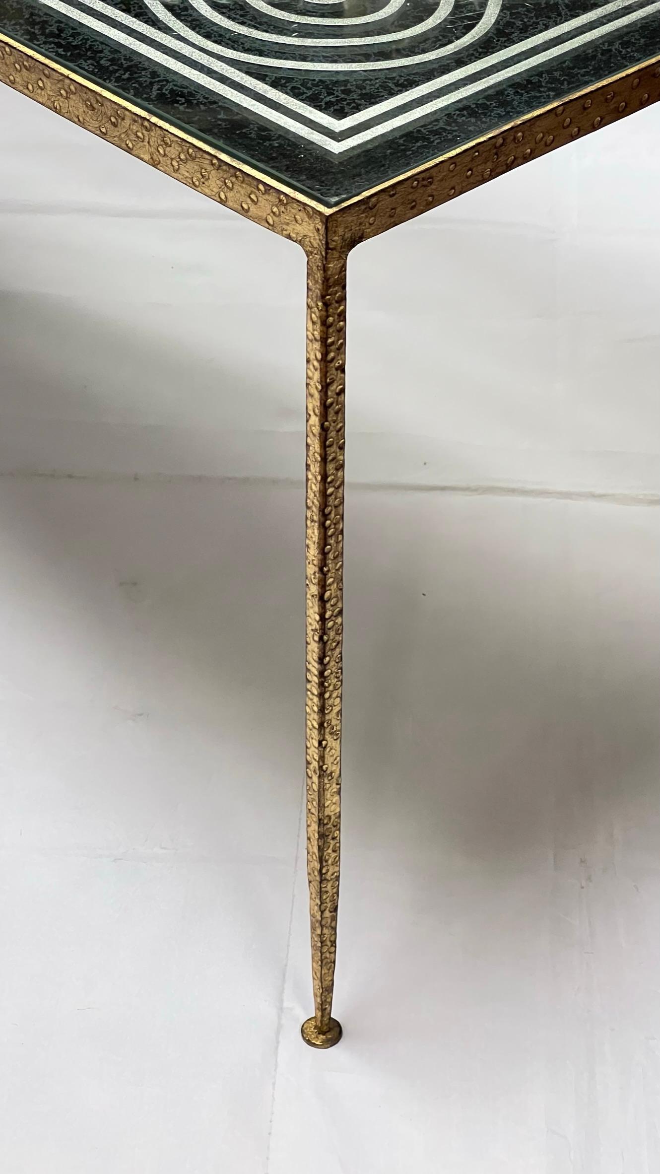 Tavolino da caffè moderno di metà secolo in bronzo dorato con piano in vetro inciso In condizioni buone in vendita a New York, NY