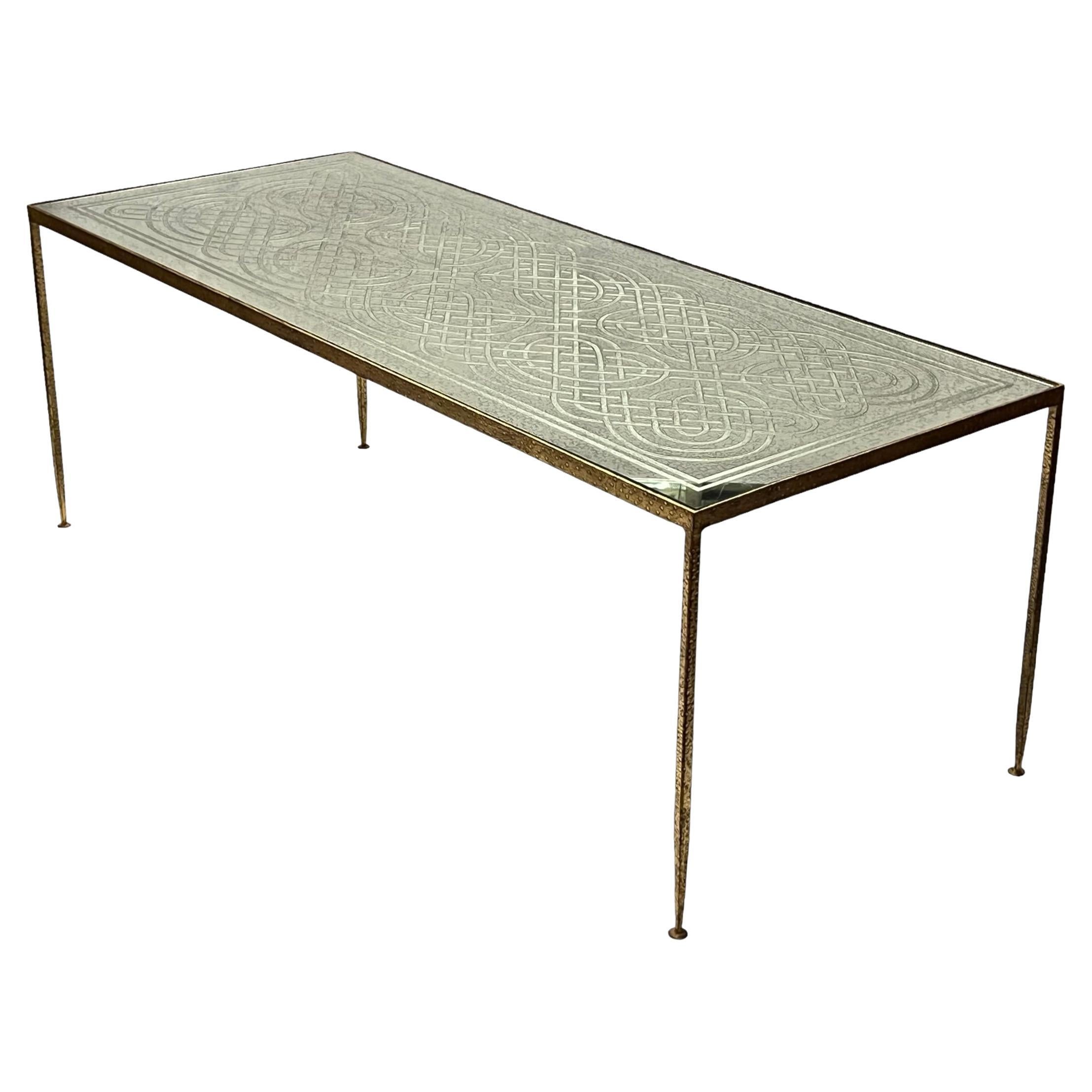 Table basse moderne du milieu du siècle dernier en bronze doré avec plateau en verre gravé