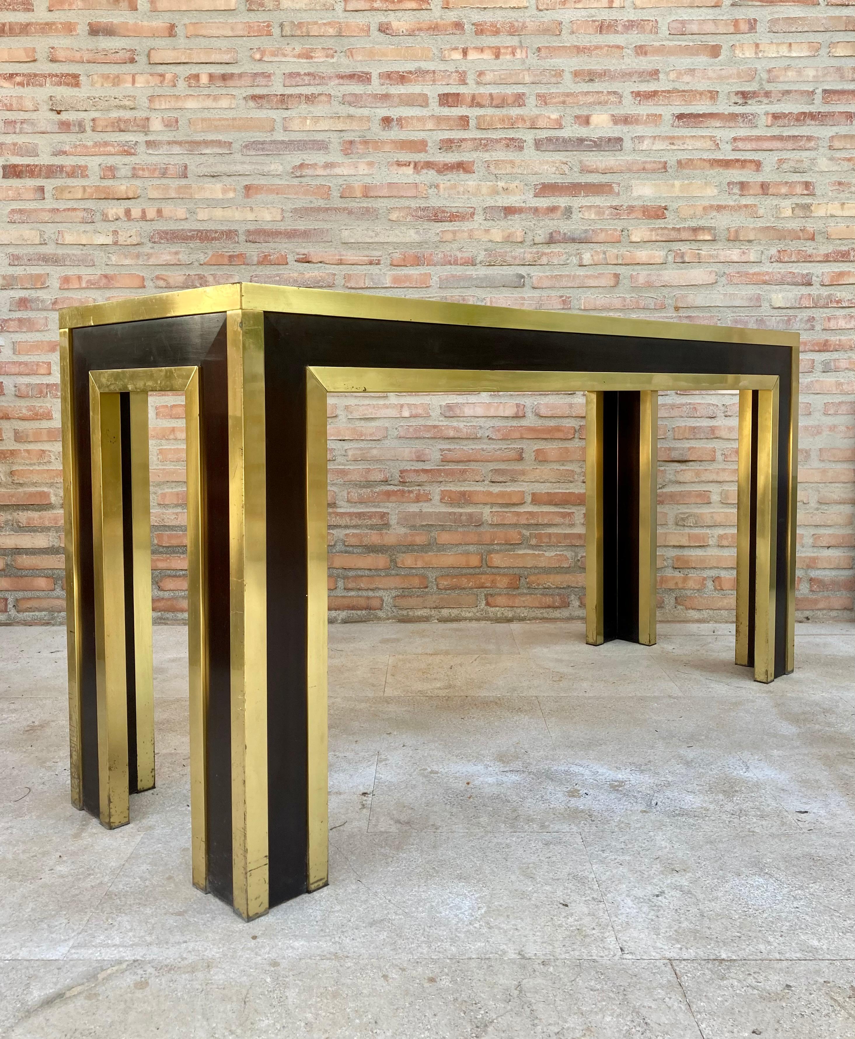 Mid-Century Modern Console en bois et métal doré mi-siècle moderne avec plateau en verre en vente