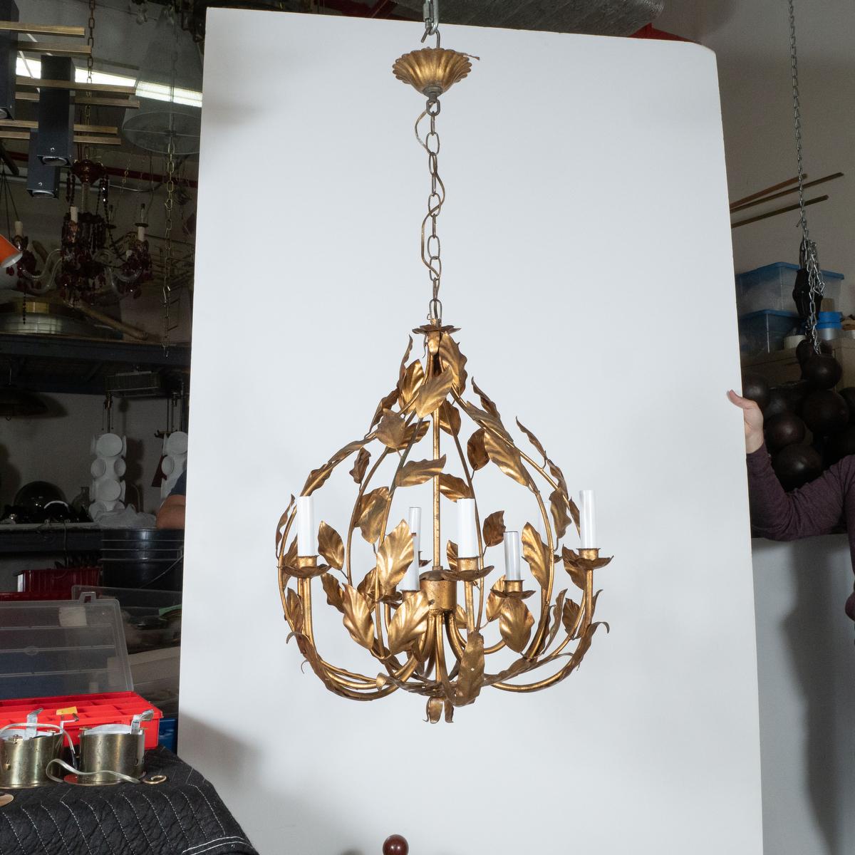 Mid-Century Modern Lustre moderne du milieu du siècle en métal doré à motif de feuillage en vente