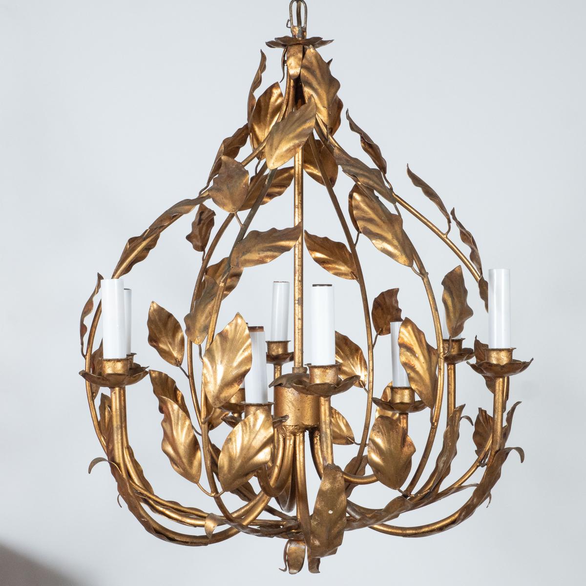 Doré Lustre moderne du milieu du siècle en métal doré à motif de feuillage en vente