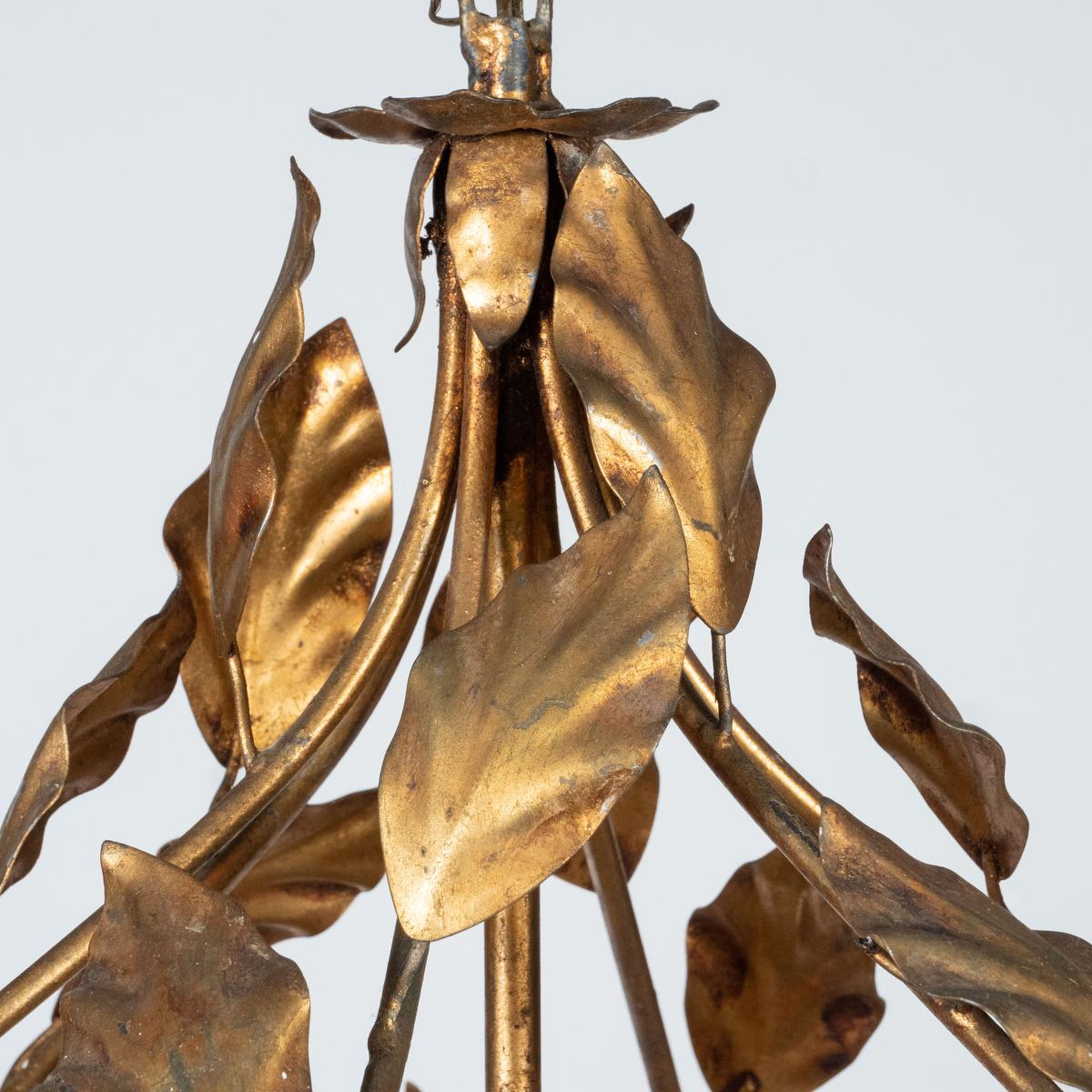 Milieu du XXe siècle Lustre moderne du milieu du siècle en métal doré à motif de feuillage en vente