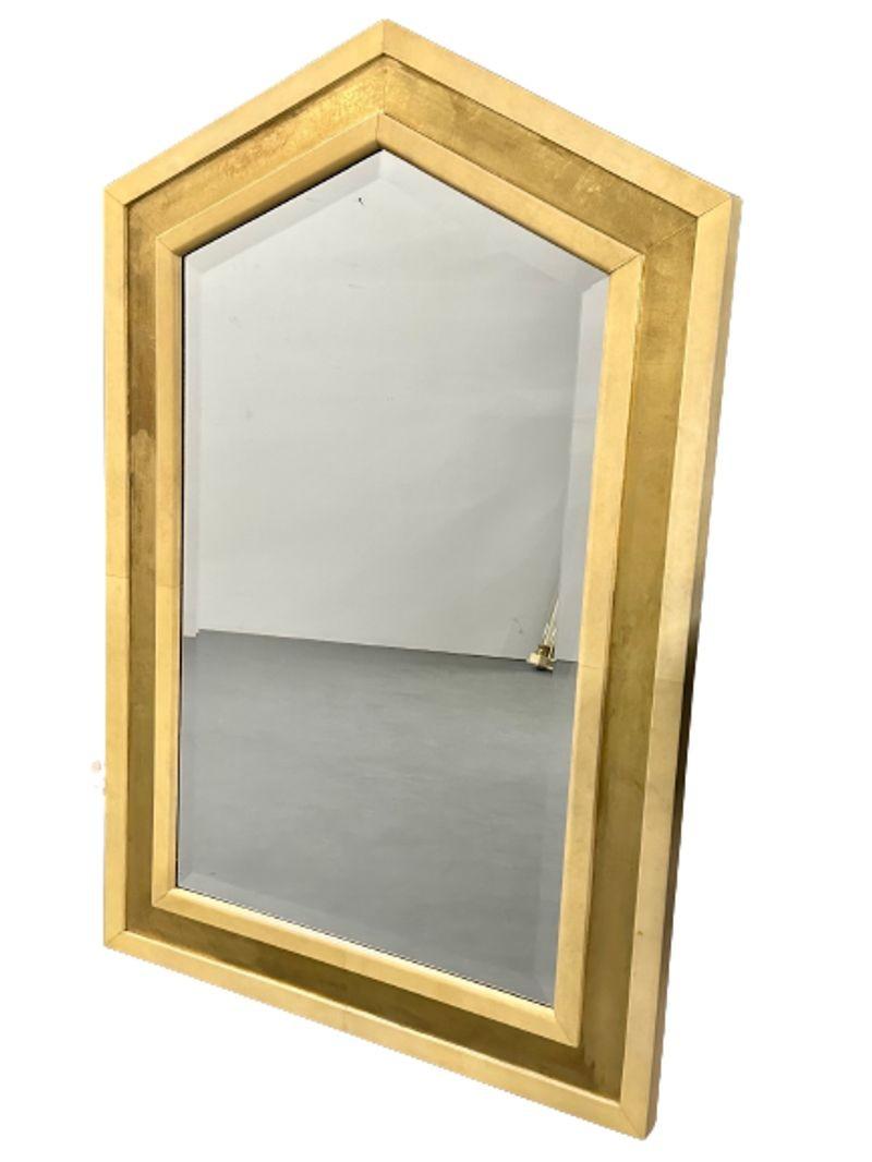 Miroir mural / console / percée en bois doré et parcheminé italien du milieu du siècle dernier
Grand miroir italien du milieu du siècle, de style Tura, avec un cadre clair et épais en biseau dans un cadre tridimensionnel. 
Parchemin, bois