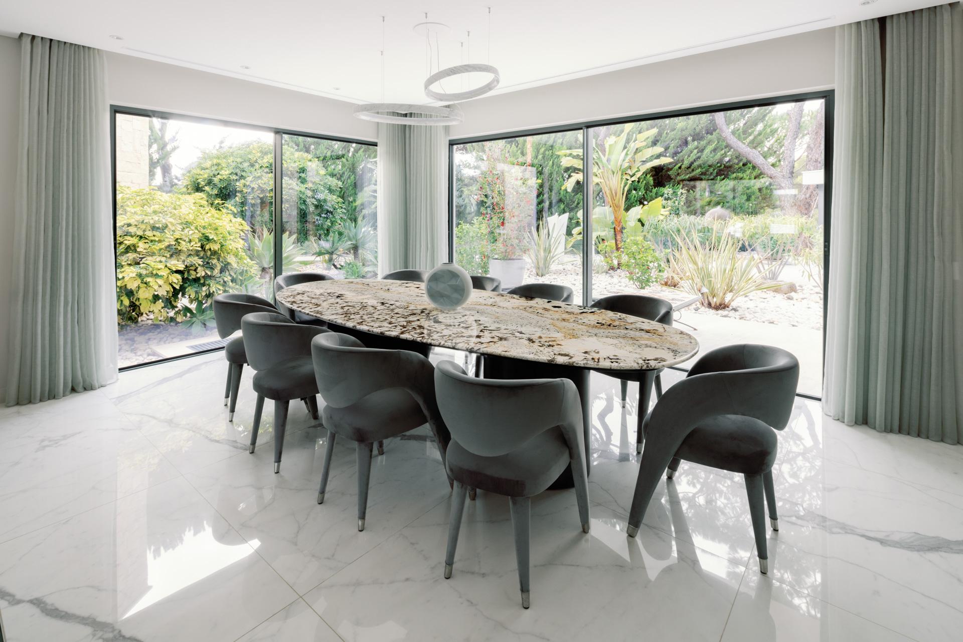 Organic Modern Gimonde Dining Table, Contemporary Collection, Handcrafted in Portugal - Europe by Greenapple.

La table de salle à manger en marbre Gimonde est l'expression audacieuse d'un design exclusif et d'une beauté naturelle. Son plateau