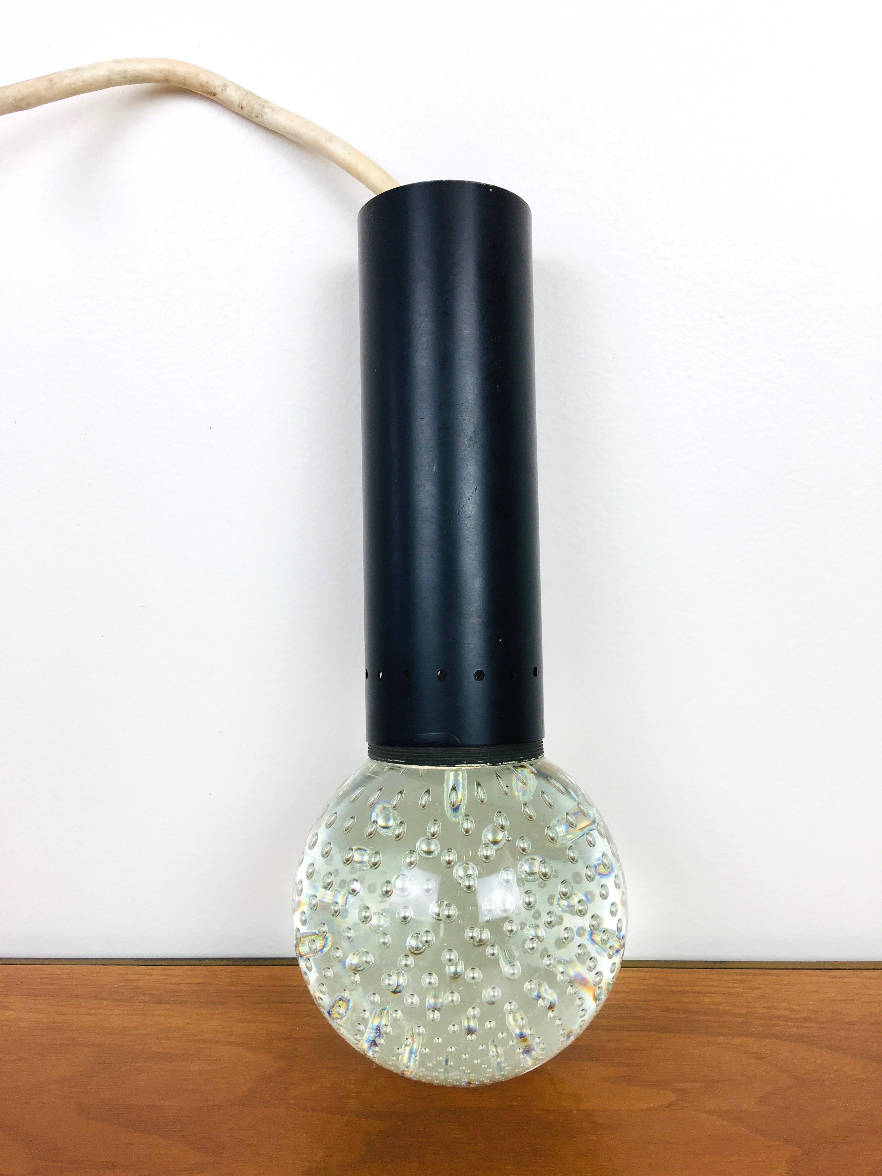 Mid-century pendant light by Gino Sarfatti & Seguso.
Glass ball with controlled bubbles, Made in Italy.
Glass ball measures 4