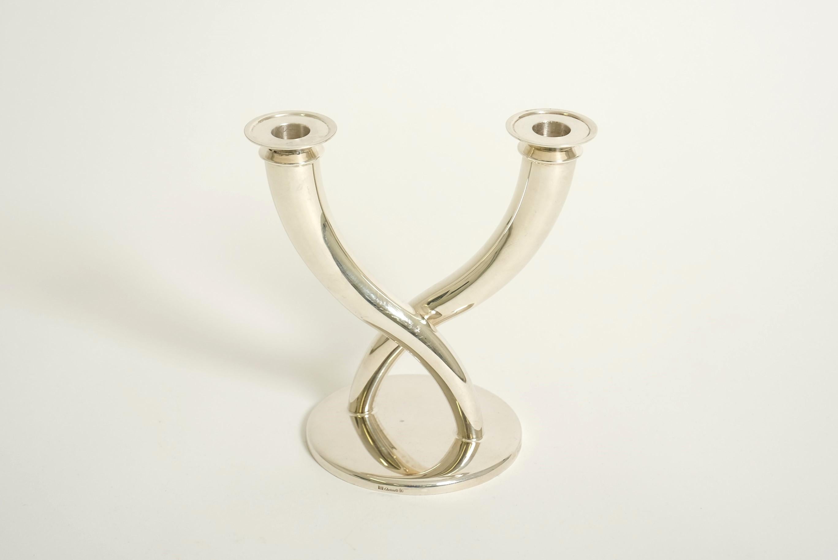 Impresionante candelabro Gio Ponti, fabricado por Christofle, Francia, años 60

Candelero moderno de mediados de siglo con dos brazos curvados. Diseñado por Gio Ponti en la década de 1920. Fabricado por Christofle en metal plateado. Marcado en la