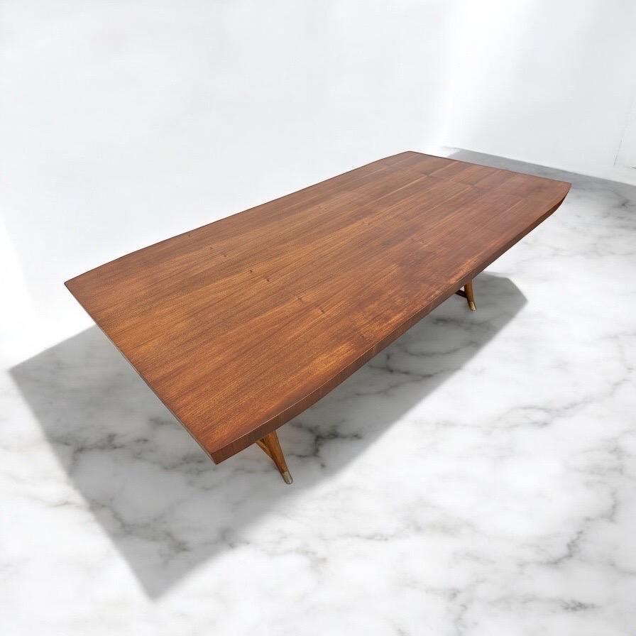 Cette annonce concerne une table de conférence moderne du milieu du siècle de style Gio Ponti. Avec un design moderne italien, un grand plateau, une base d'une seule pièce avec des pieds angulaires, un support de civière, des capuchons en laiton et