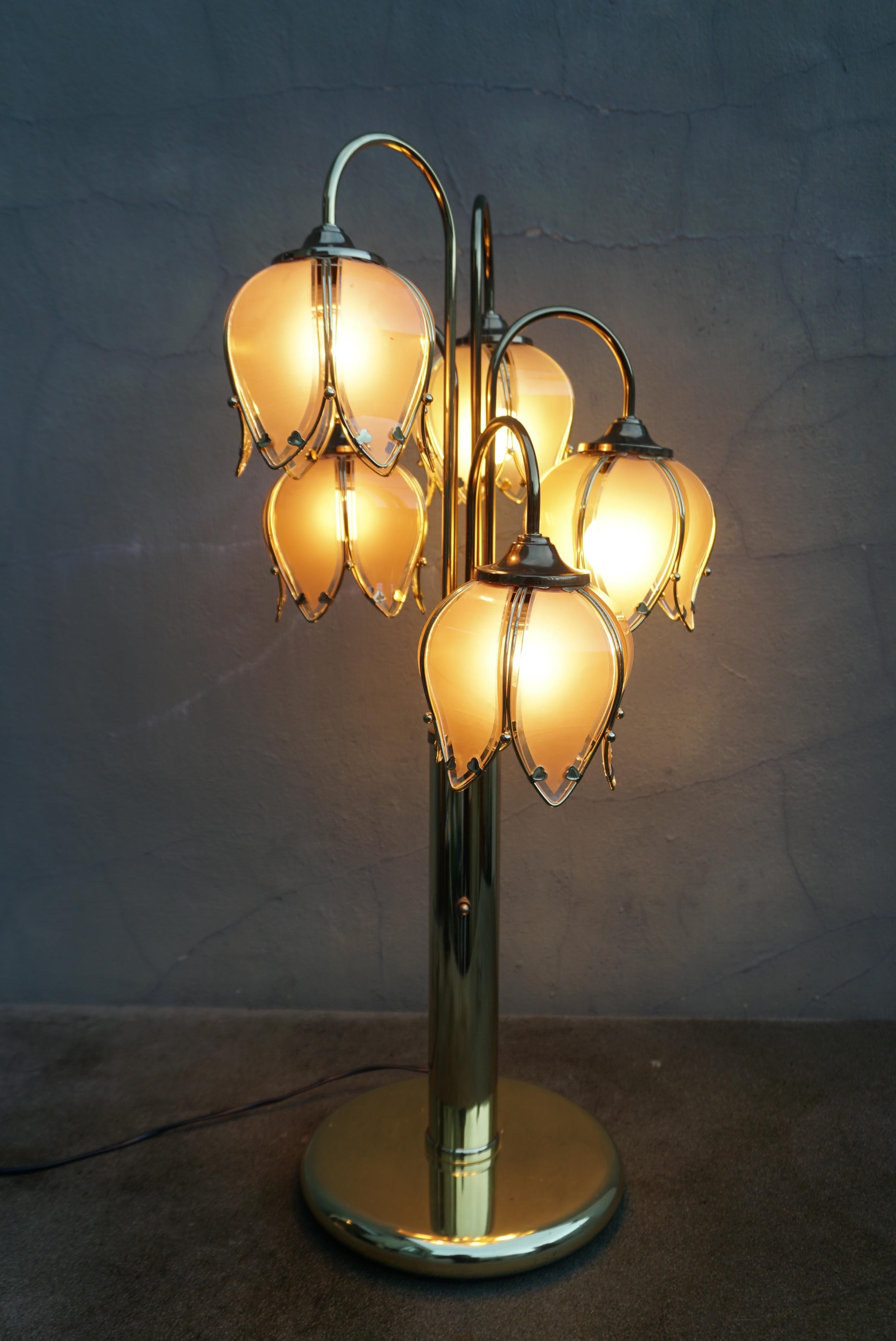 5armige Lotus-Lampe aus Glas und Messing, Mid-Century Modern, 1970er Jahre (20. Jahrhundert) im Angebot