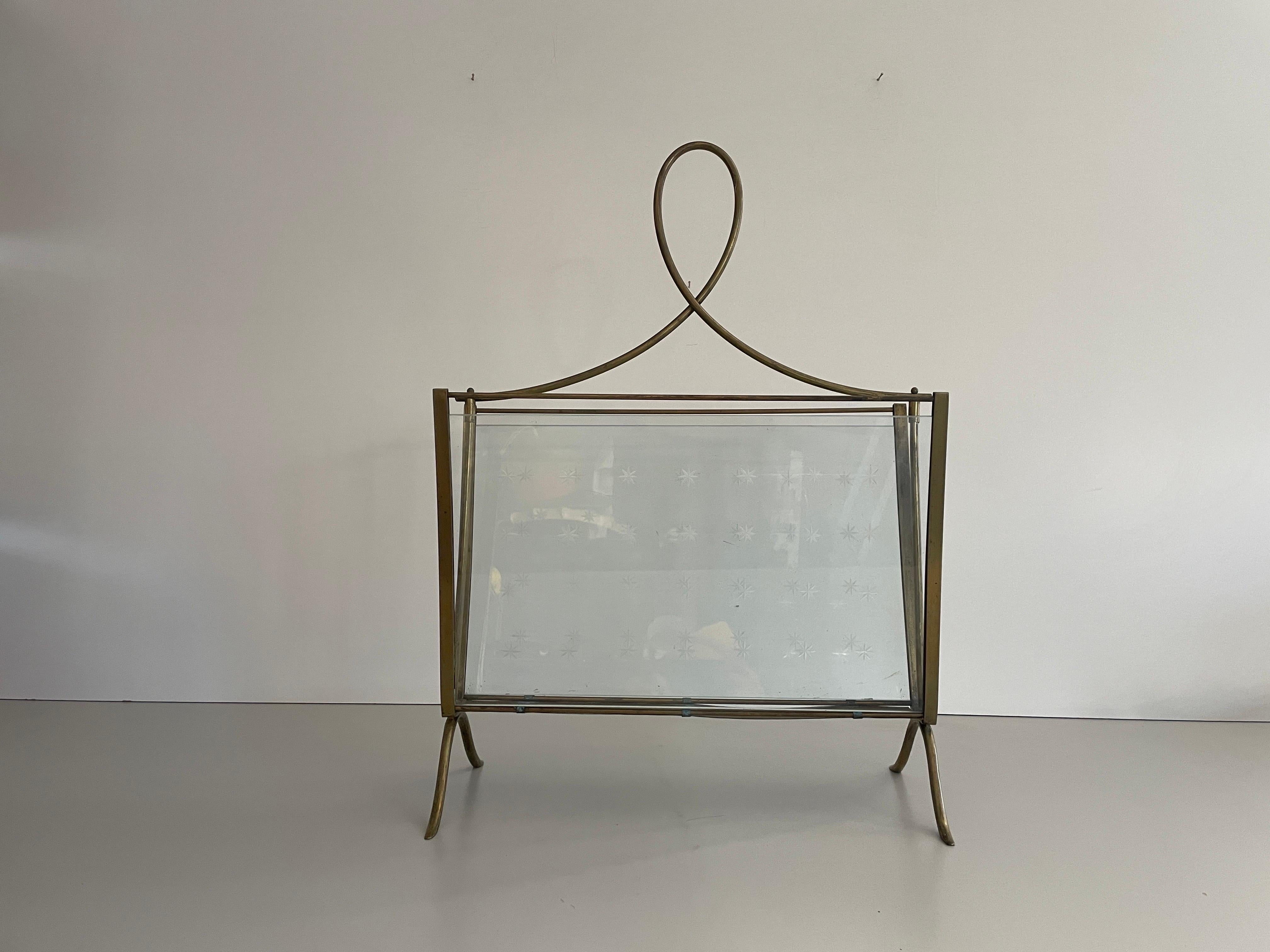 Eleganter Zeitschriftenhalter aus Glas und Messing aus der Mitte des Jahrhunderts, 1960er Jahre, Italien

Er ist sehr ideal und für alle Wohnbereiche geeignet.

Keine Beschädigung, kein Riss.
Alters- und gebrauchsbedingte