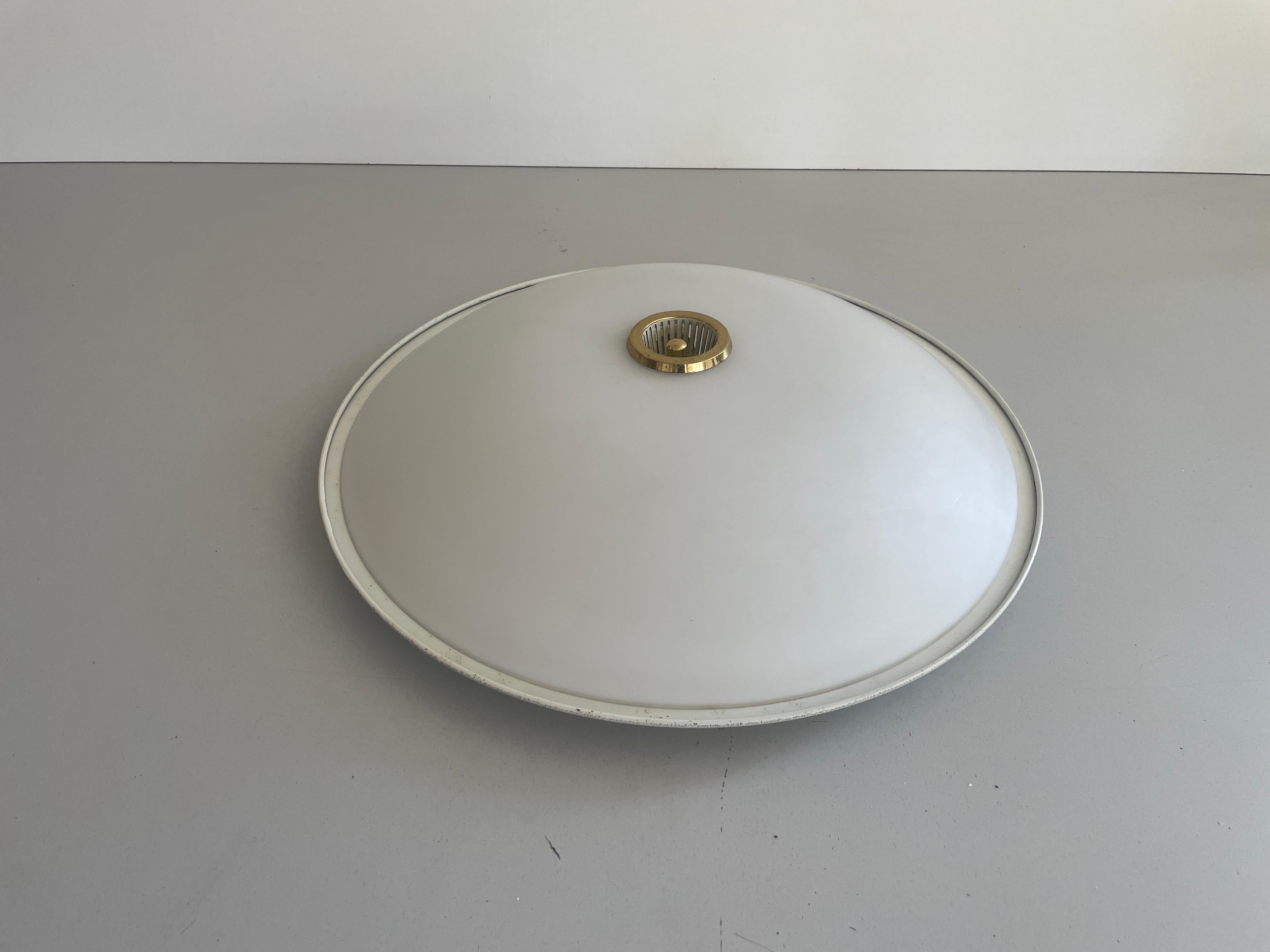 Glas- und Messingeinbauleuchte von Hillebrand, 1960er Jahre, Deutschland im Zustand „Hervorragend“ im Angebot in Hagenbach, DE