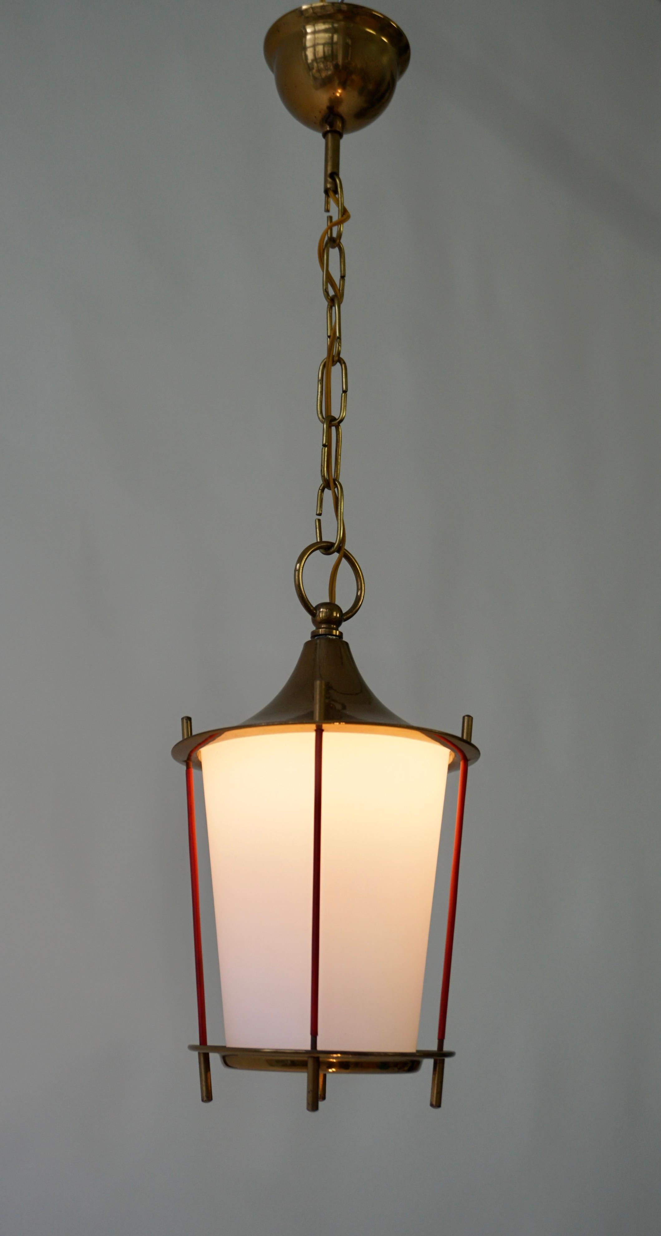 Wonderful design and cool looking midcentury ceiling lamp.

The total height including chain and ceiling plate is:26
