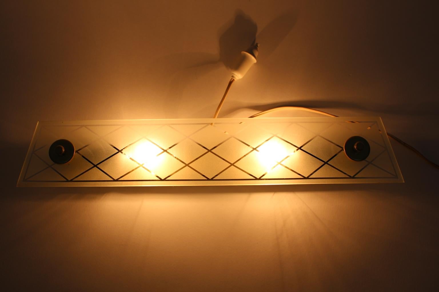 Mid-Century Modern Glass and Brass Sconce or Wall Light, Italy, 1950 For Sale 8