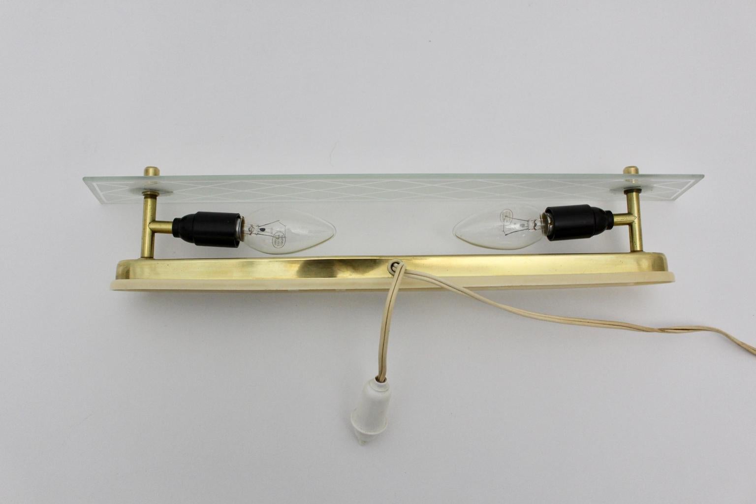 Mid-Century Modern Glass and Brass Sconce or Wall Light, Italy, 1950 For Sale 1