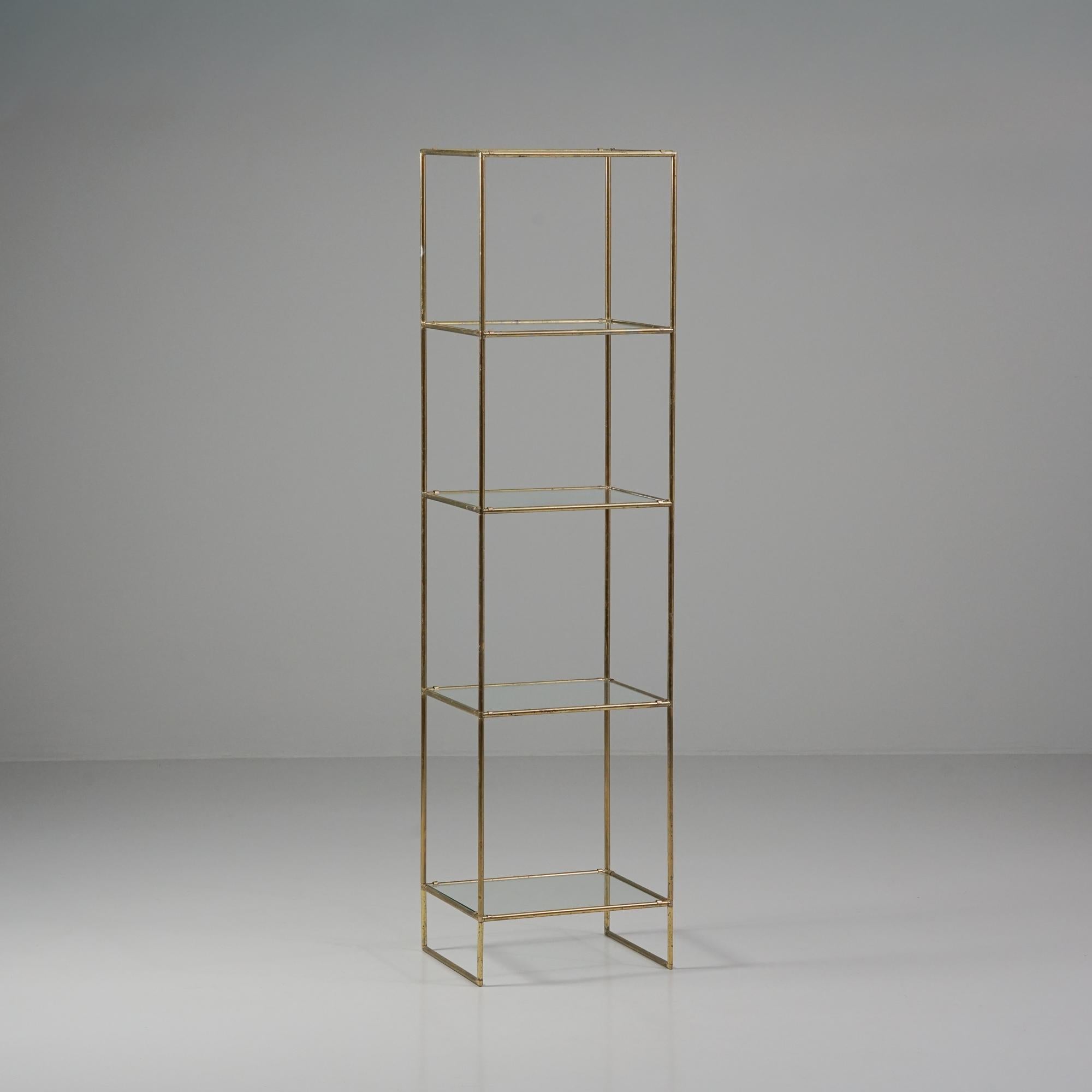 Scaffale di stile Mid-Century Modern, prodotto in Finlandia, anni '50. Struttura in ottone con ripiani in vetro. Buone condizioni vintage, patina e usura coerenti con l'età e l'uso. 