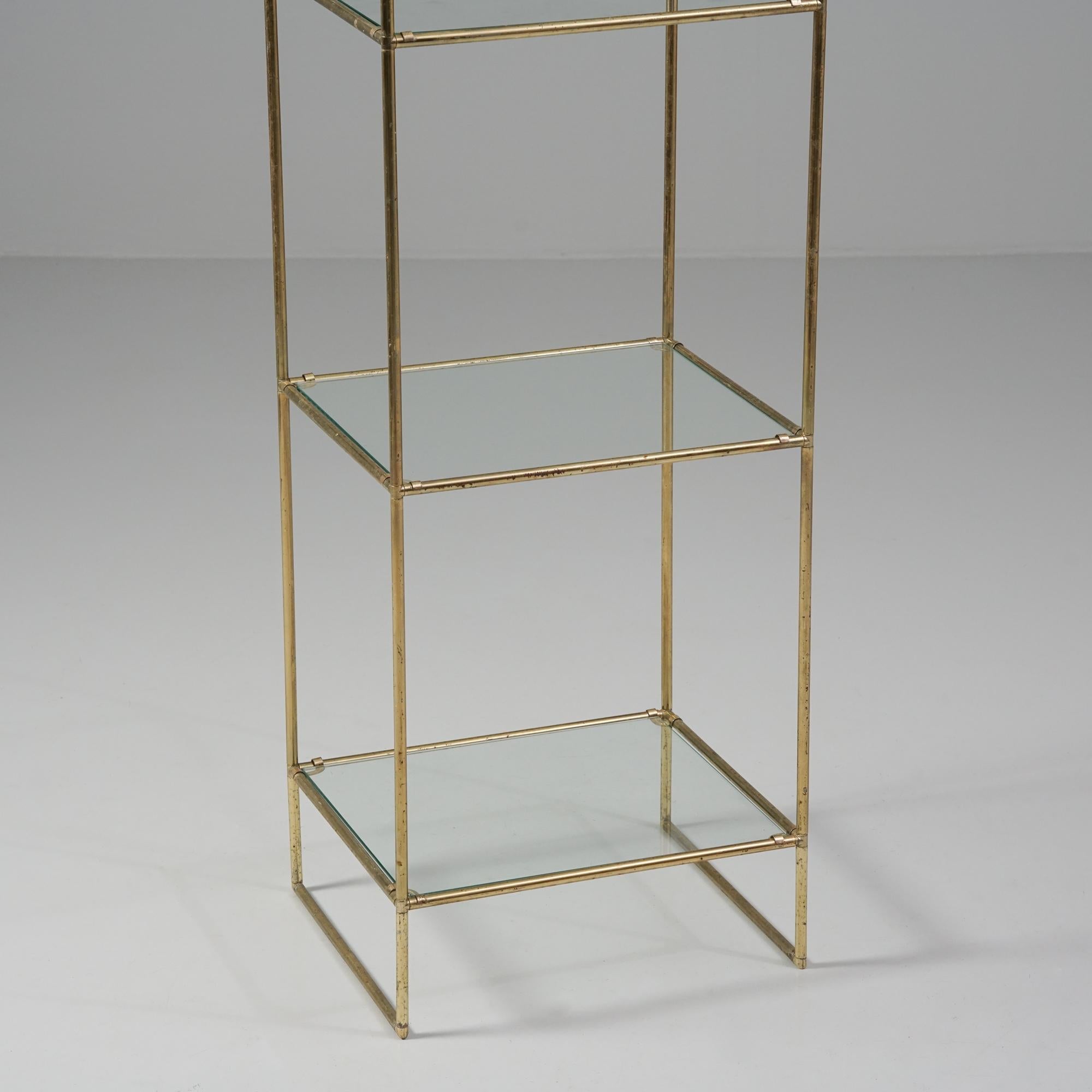 Mid-Century moderno Scaffale moderno di metà secolo in vetro e ottone, Finlandia, anni '50 in vendita