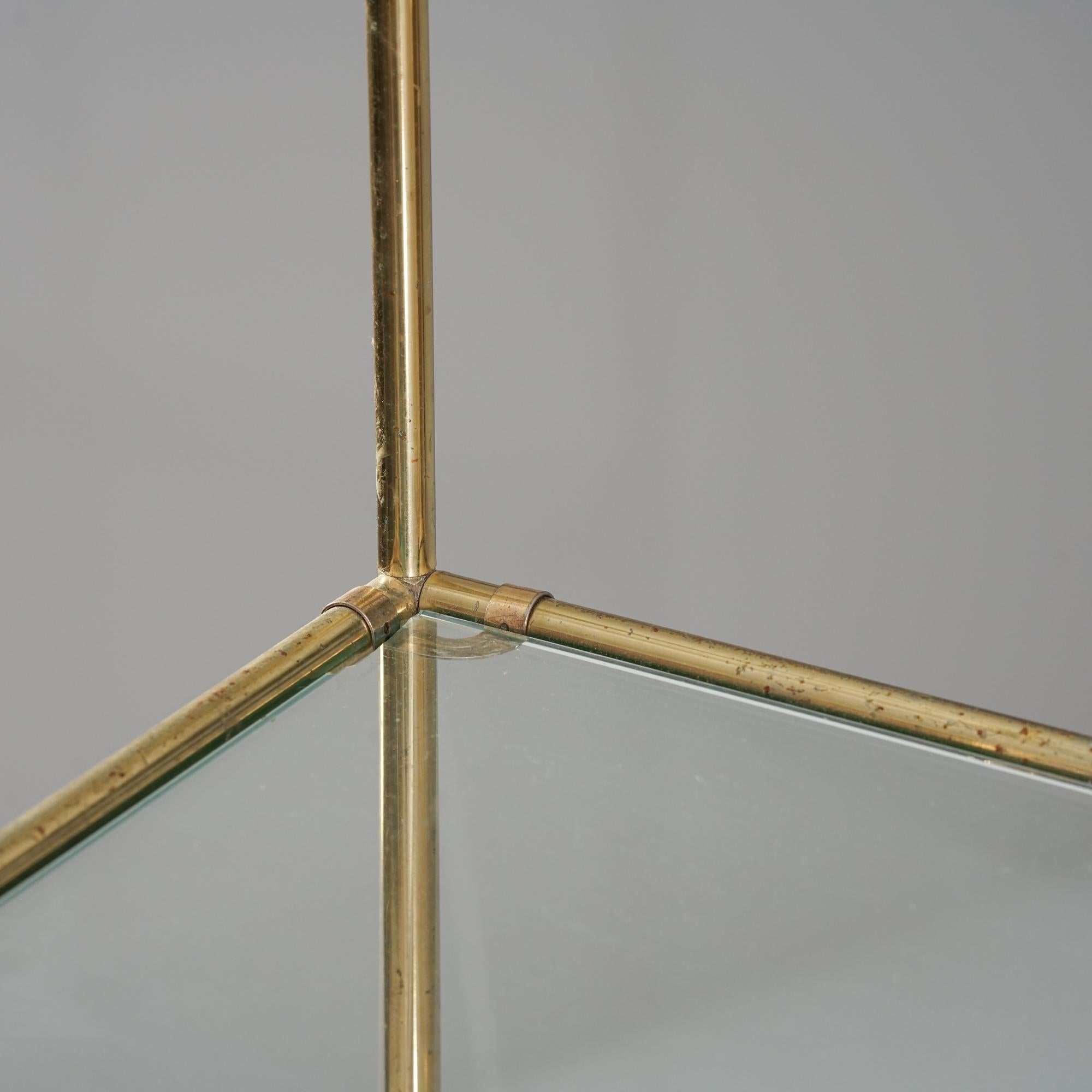 Finlandese Scaffale moderno di metà secolo in vetro e ottone, Finlandia, anni '50 in vendita