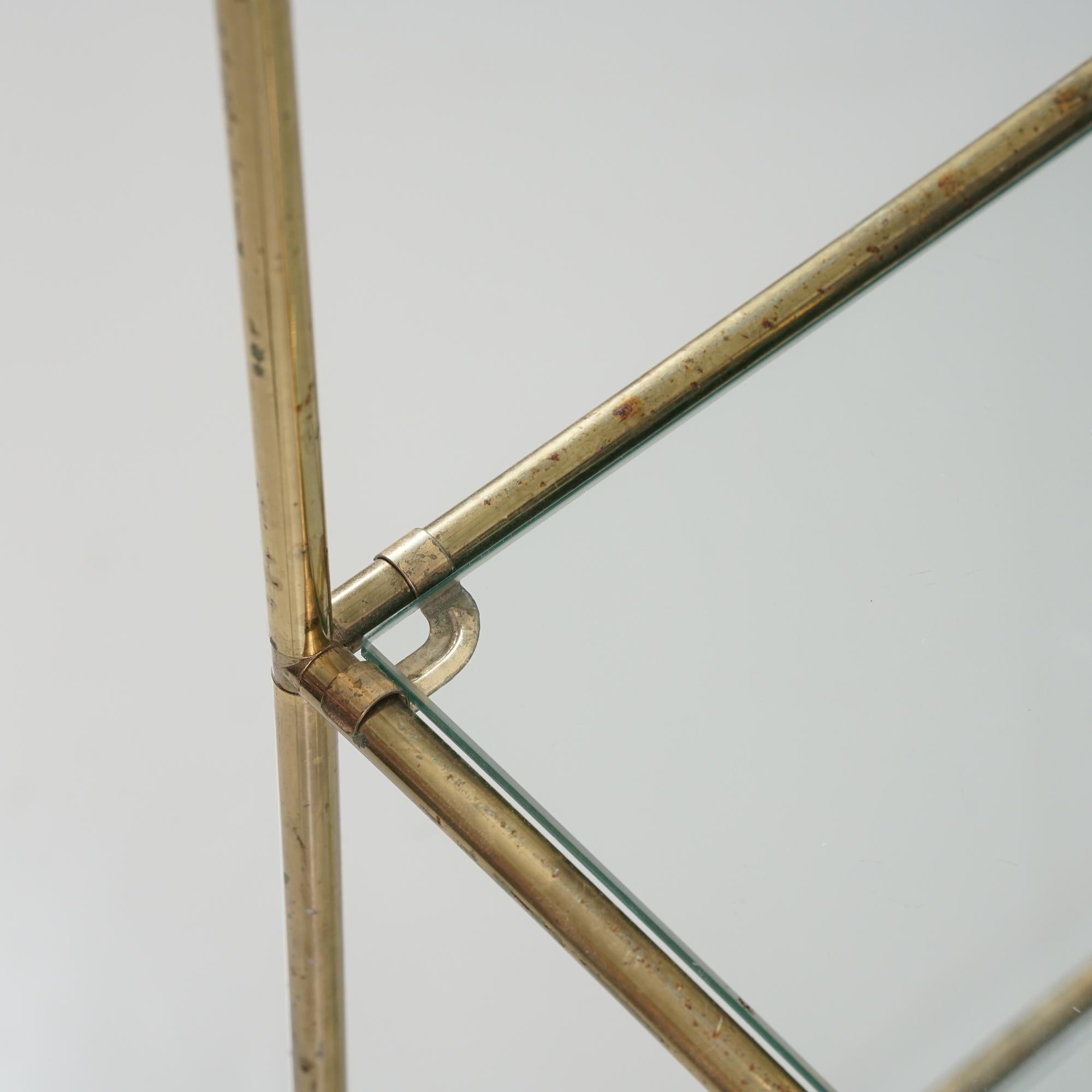 Scaffale moderno di metà secolo in vetro e ottone, Finlandia, anni '50 In condizioni buone in vendita a Helsinki, Uusimaa