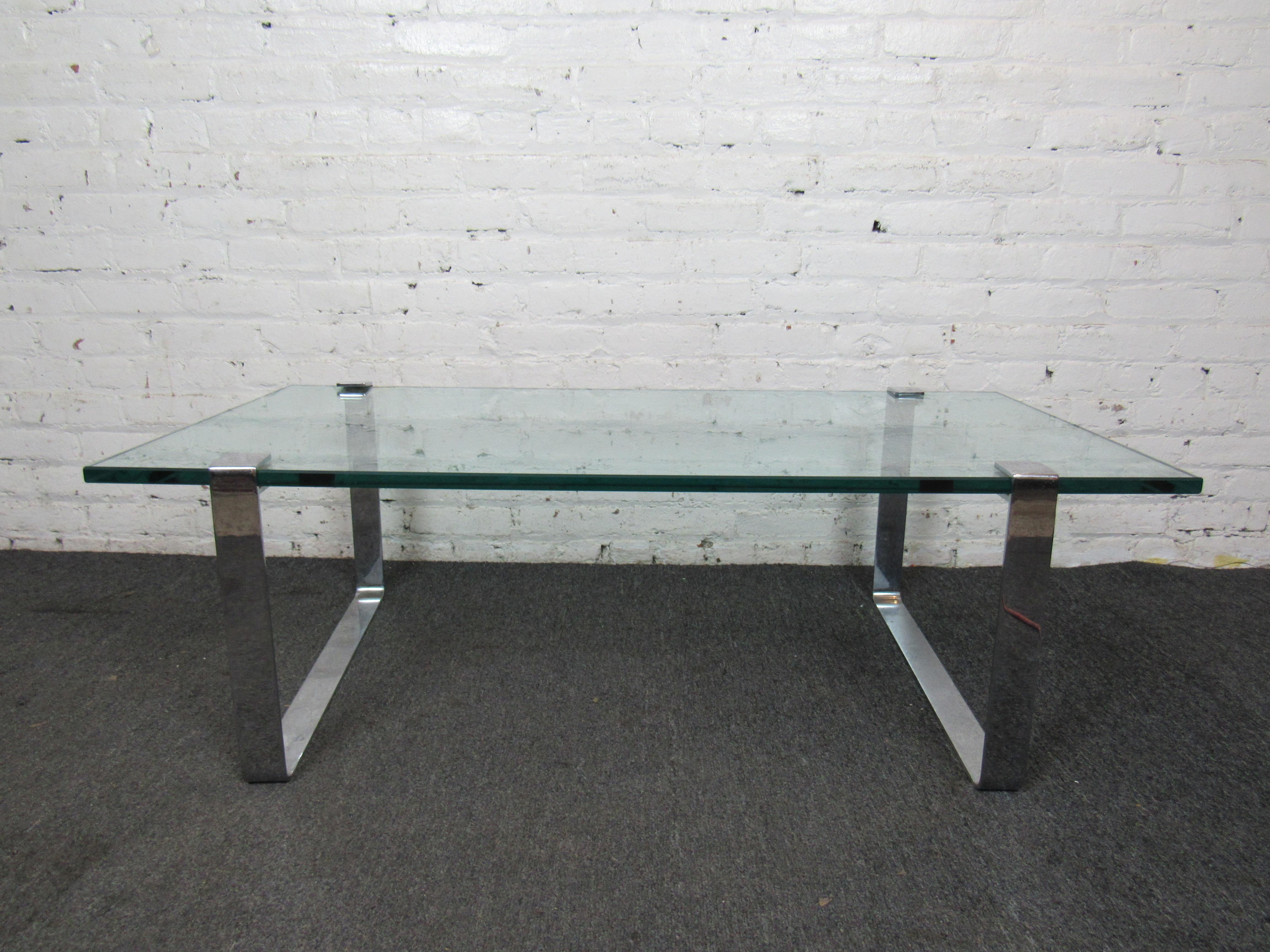 Une élégante table basse vintage qui combine une base chromée avec un grand plateau en verre. Veuillez confirmer la localisation de l'objet auprès du vendeur (NY/NJ).