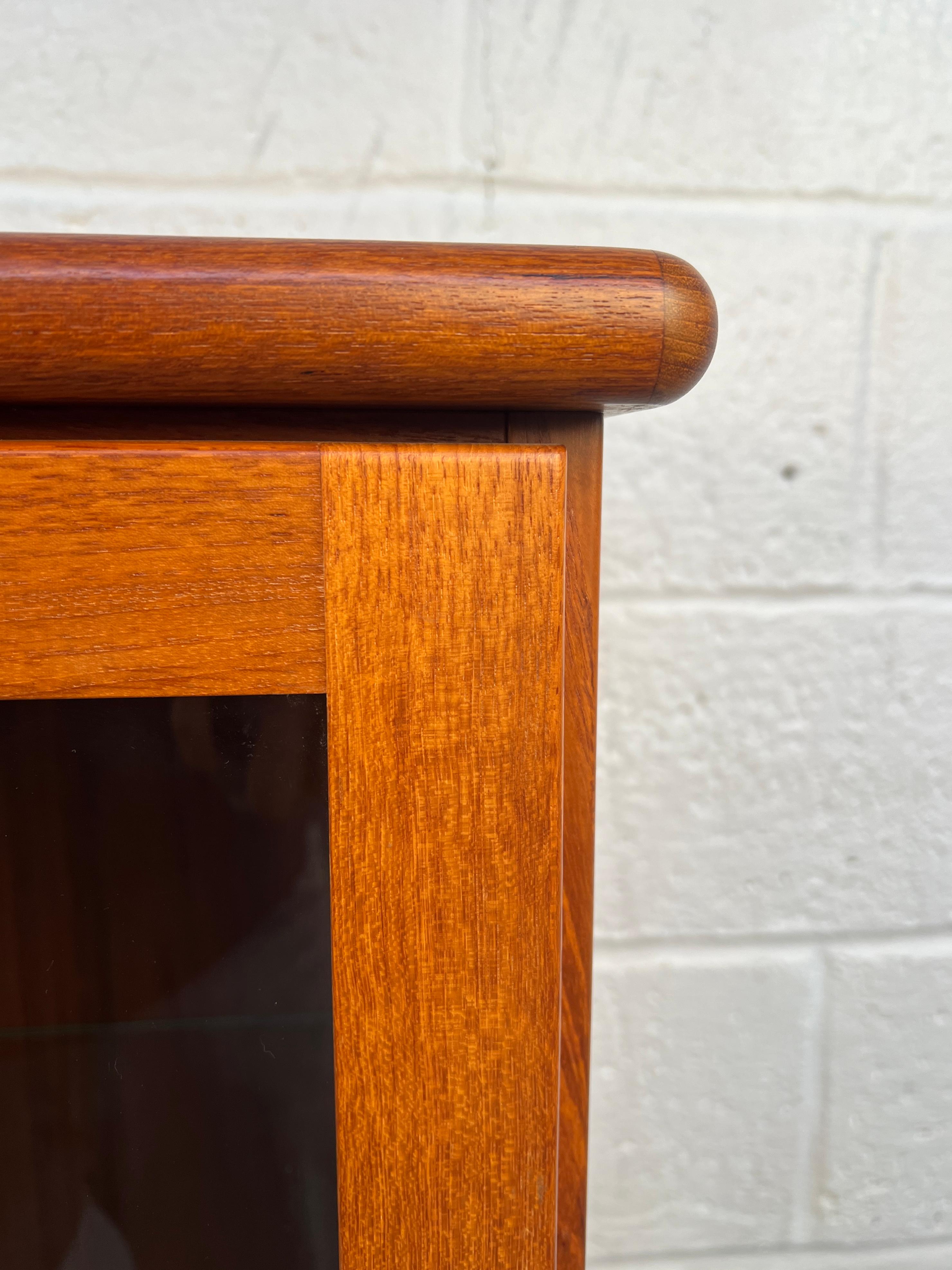 Mid-Century Modern Glass and Teak Display Bookcase in vendita 4