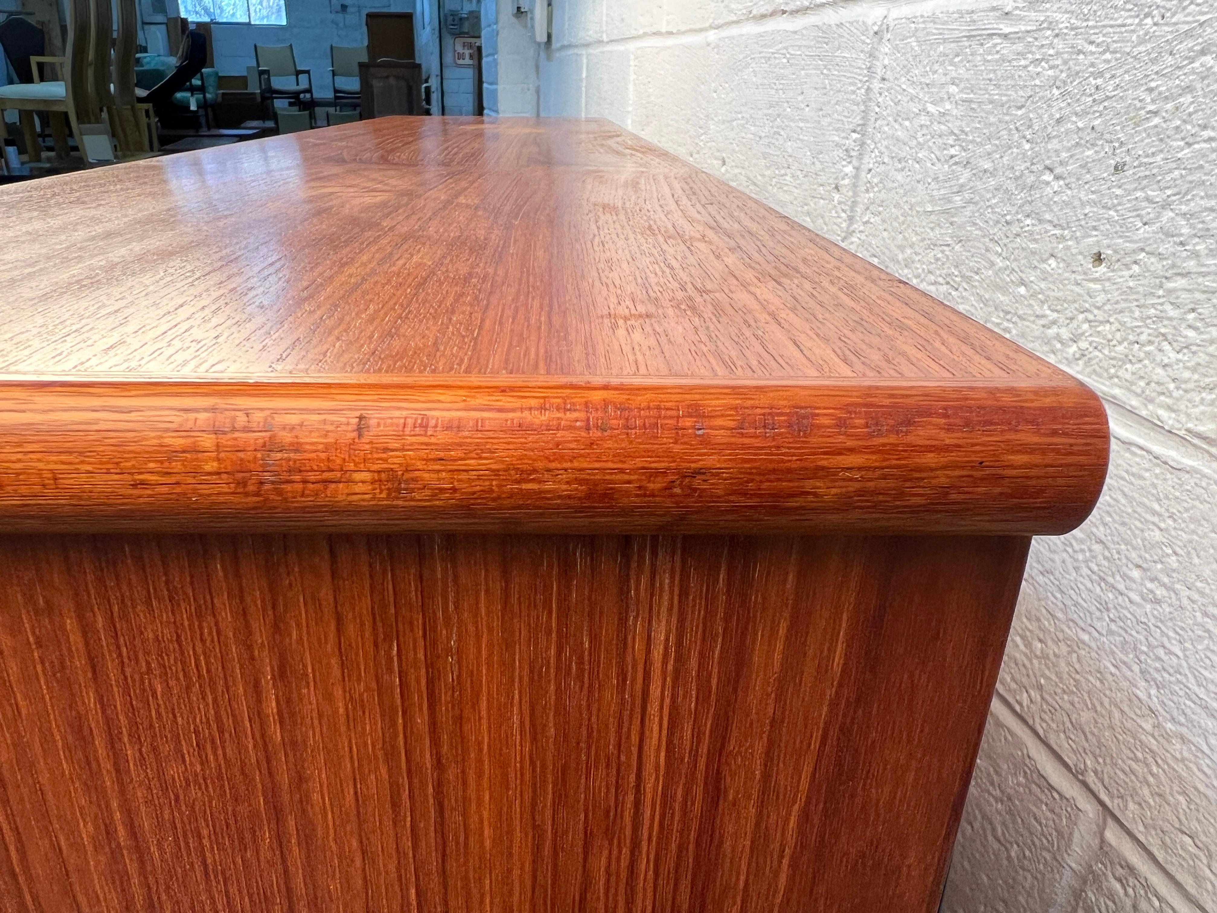 Mid-Century Modern Glass and Teak Display Bookcase in vendita 6