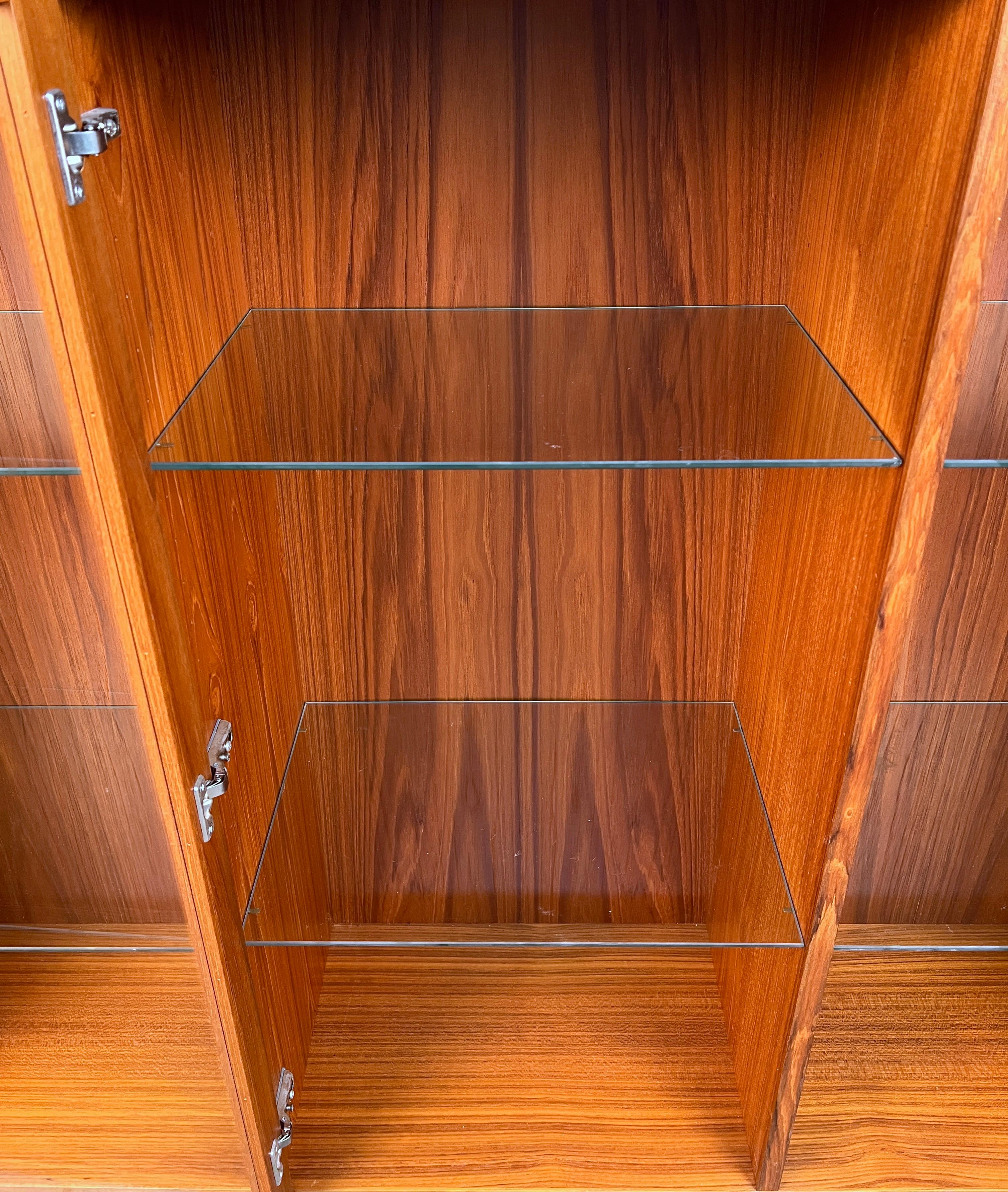 Mid-Century Modern Glass and Teak Display Bookcase in vendita 7