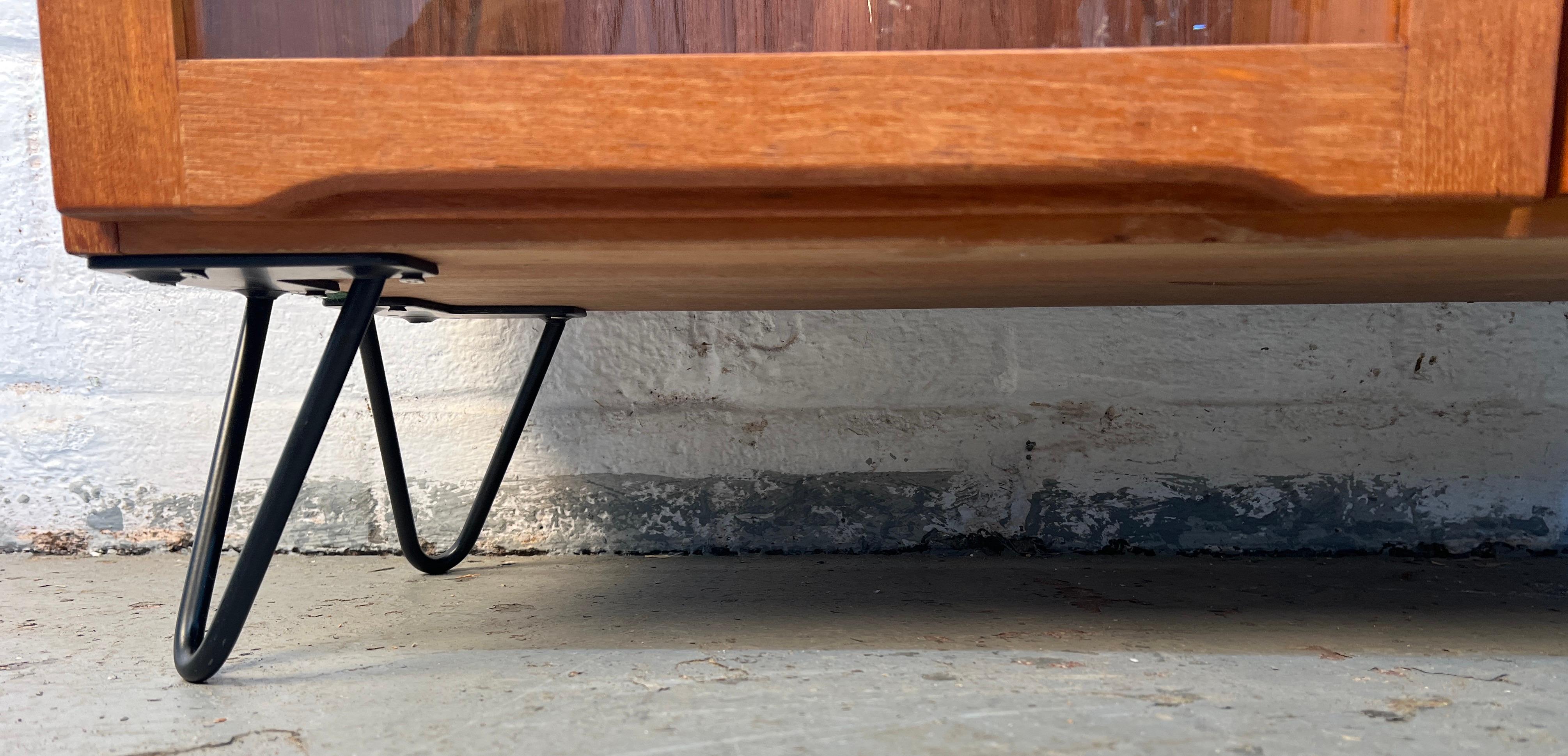 Mid-Century Modern Glass and Teak Display Bookcase in vendita 8