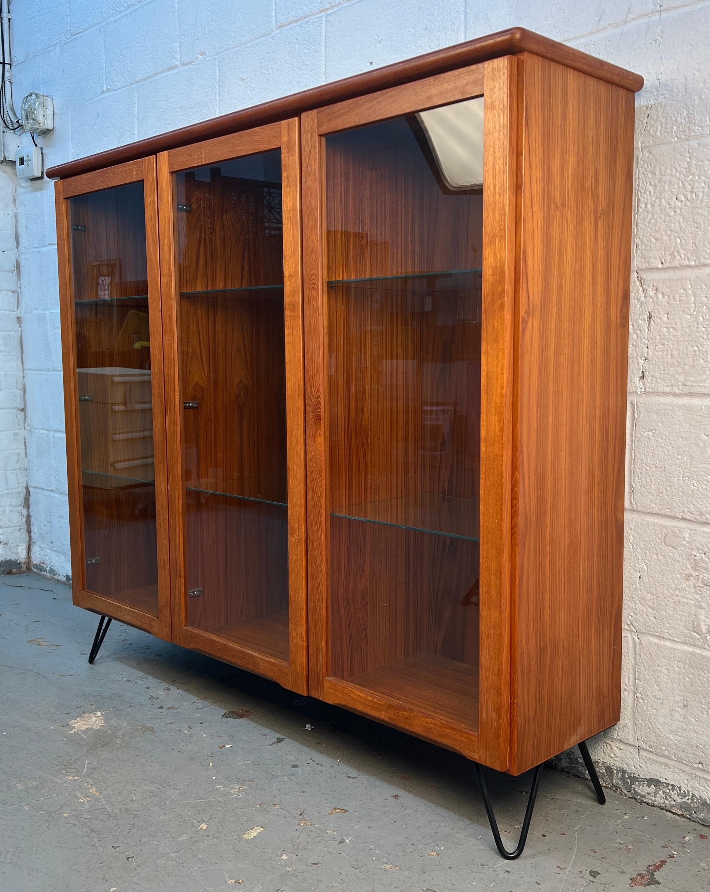 Mid-Century moderno Mid-Century Modern Glass and Teak Display Bookcase in vendita