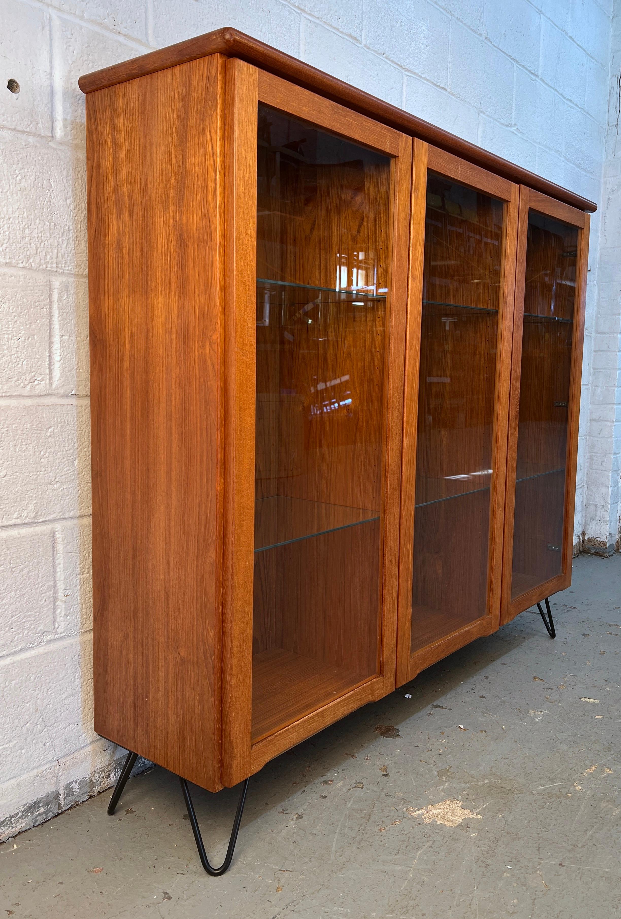 Mid-Century Modern Glass and Teak Display Bookcase In condizioni buone in vendita a Brooklyn, NY