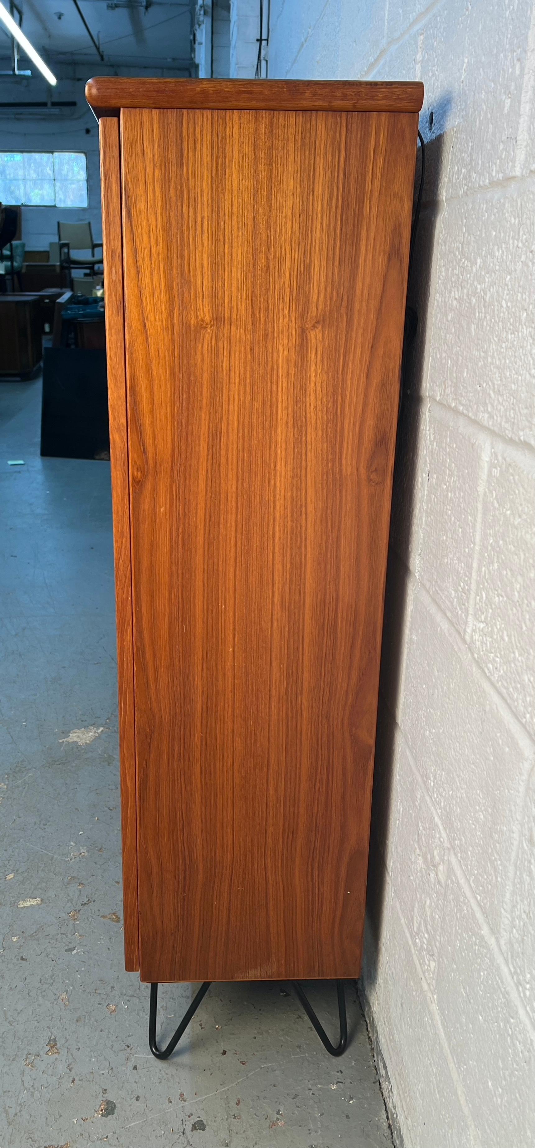 XX secolo Mid-Century Modern Glass and Teak Display Bookcase in vendita