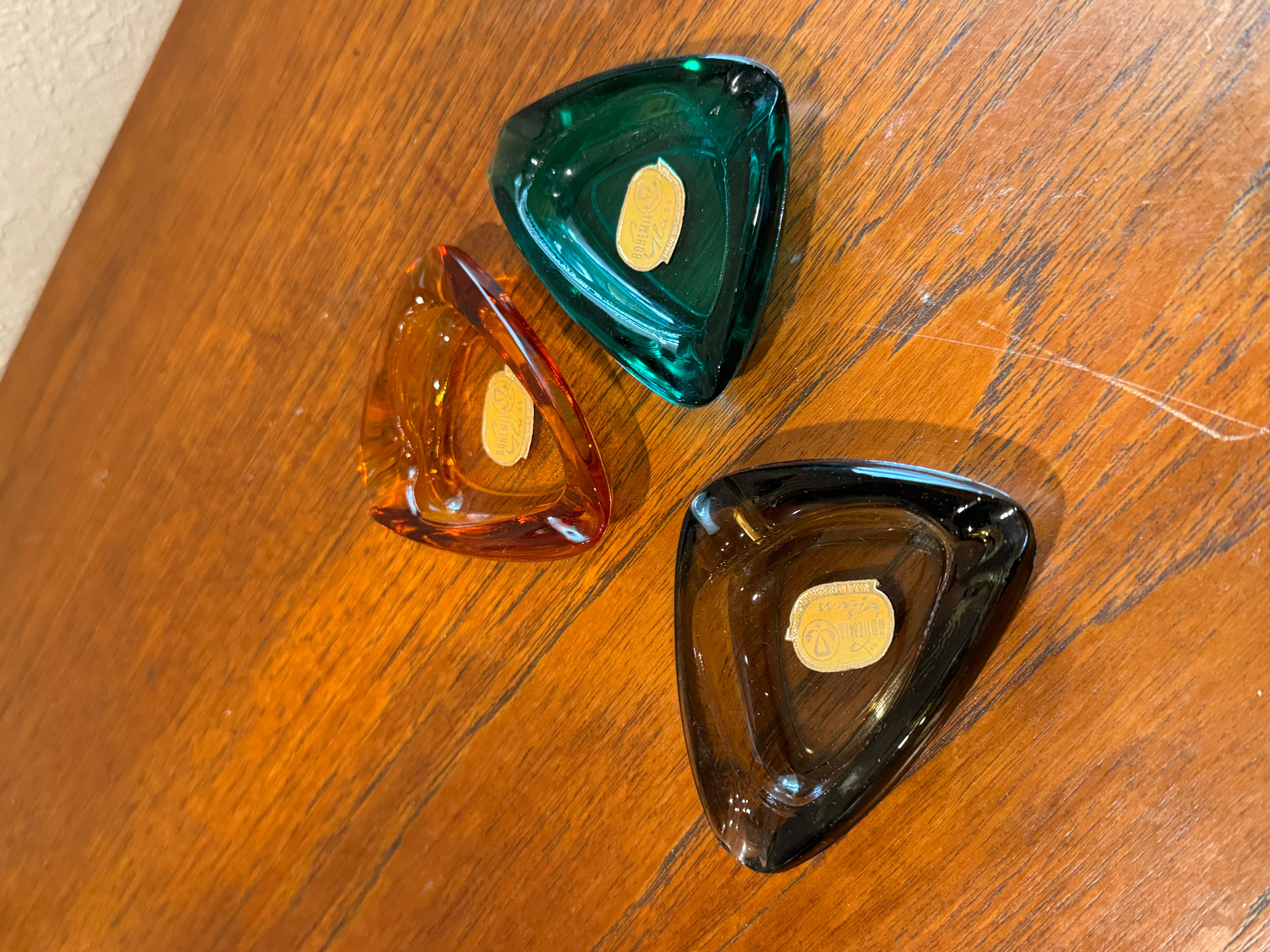Milieu du XXe siècle Cendriers en verre The Moderns Modernity par Bohemia. Les bâtons sont toujours intacts. en vente