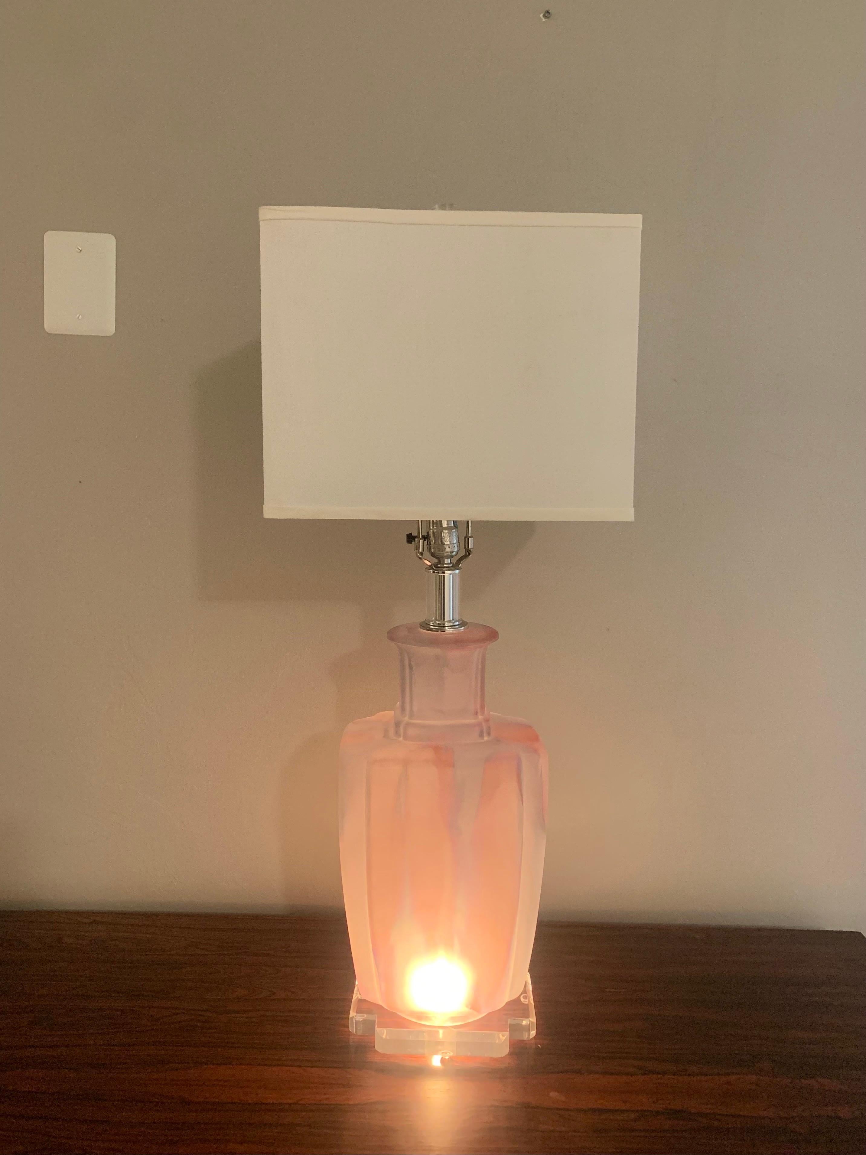 Mid century modern Bauer table lamp. Beautifully made from swirling glass with pinks, whites, and clear glass. Lucite base and finial with chrome accents.

Has a light in the glass as well for better mood lighting. Lamp has multiple lighting