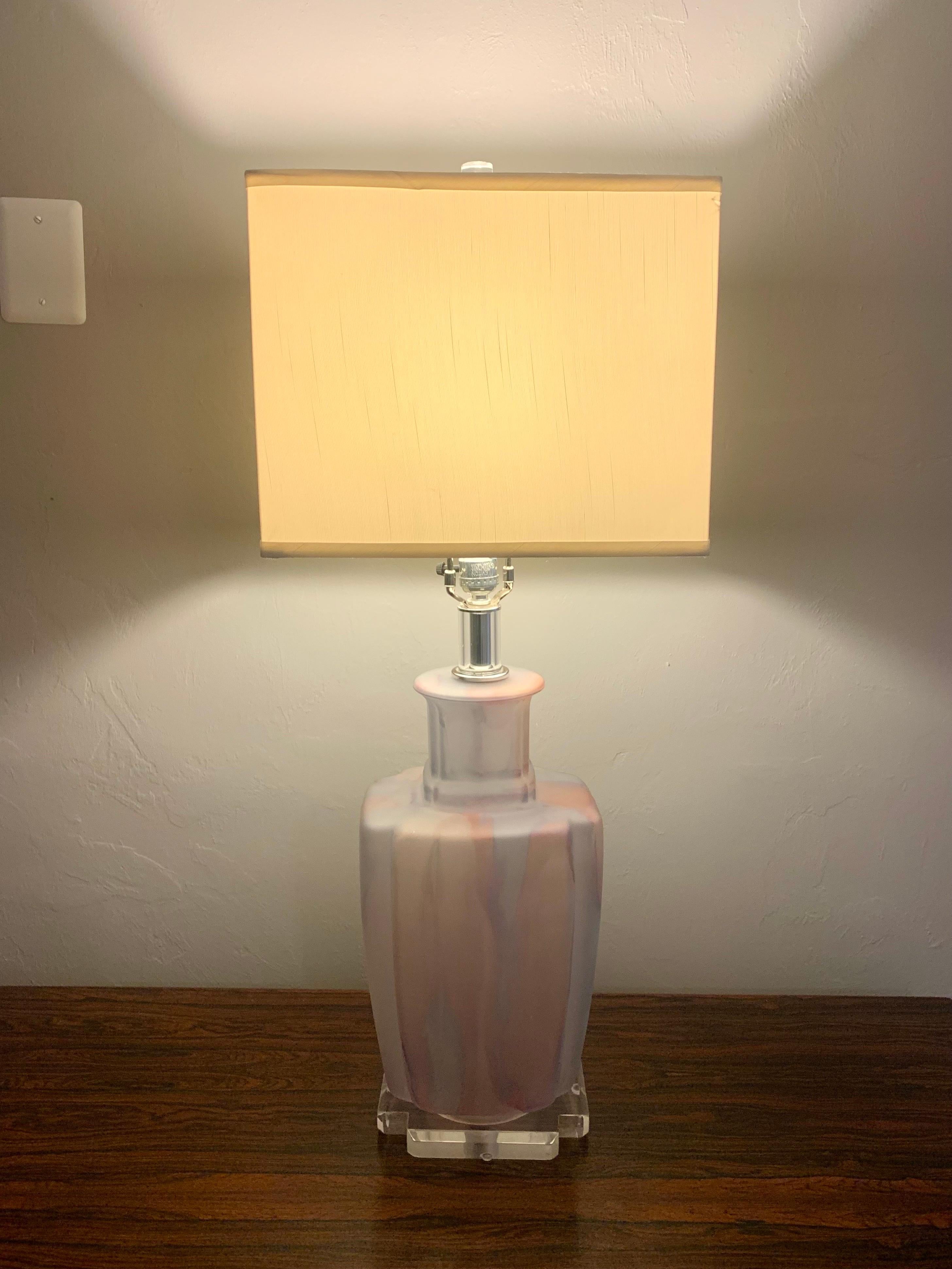 Américain Lampe de bureau Bauer en verre moderne du milieu du siècle dernier, rose et transparente, avec lucite en vente