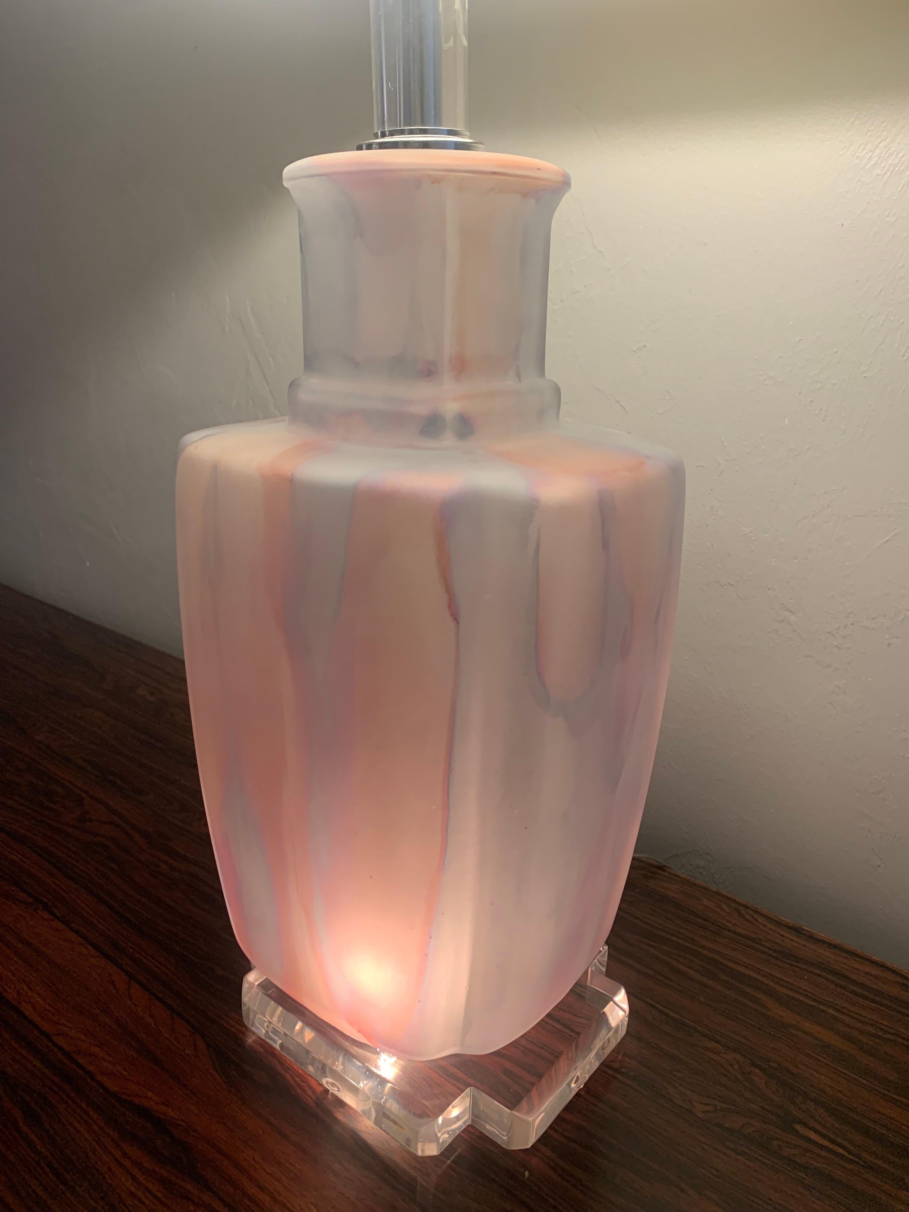 20ième siècle Lampe de bureau Bauer en verre moderne du milieu du siècle dernier, rose et transparente, avec lucite en vente