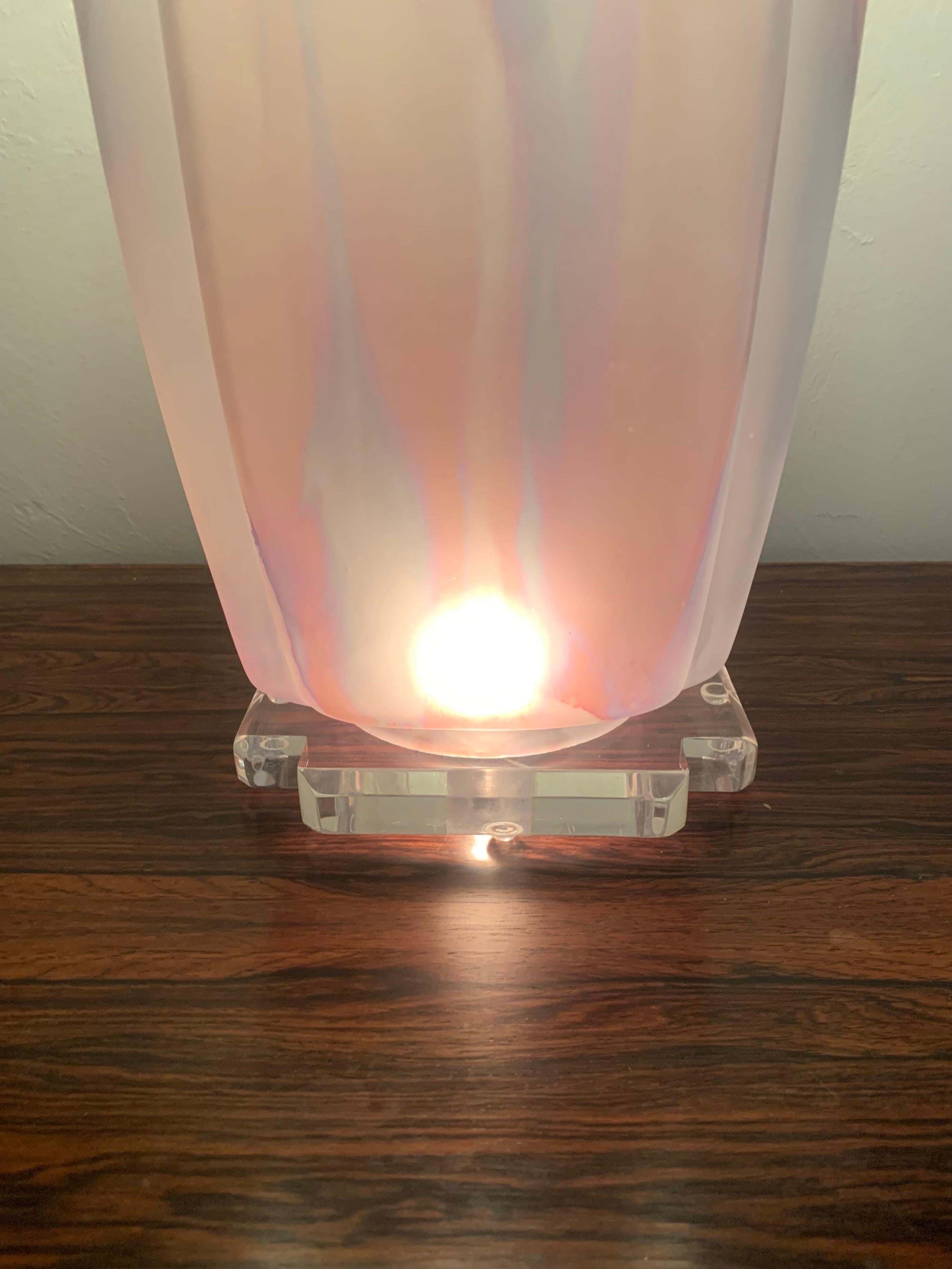 Lucite Lampe de bureau Bauer en verre moderne du milieu du siècle dernier, rose et transparente, avec lucite en vente